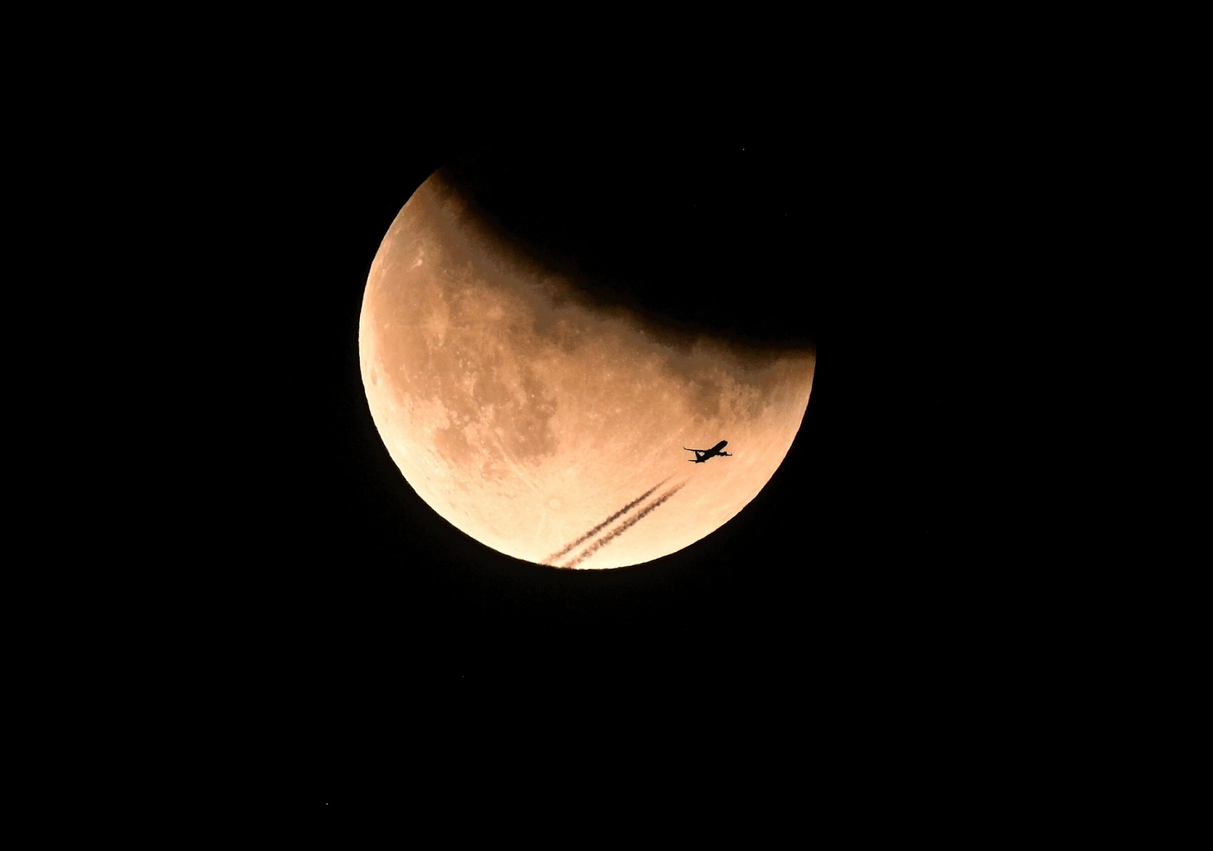 eclissi con passaggio aereo