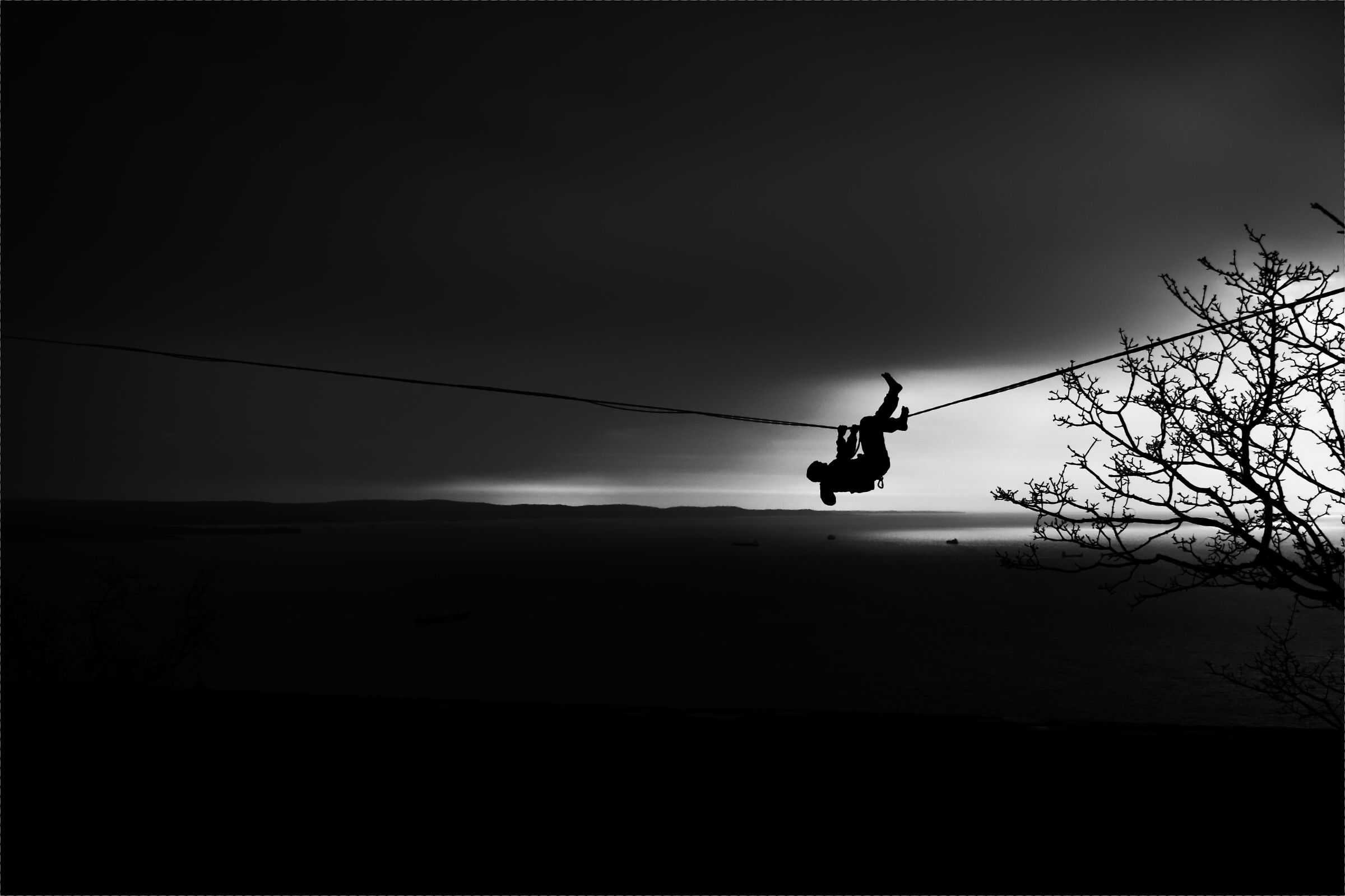 Nel buio, appesi a un filo