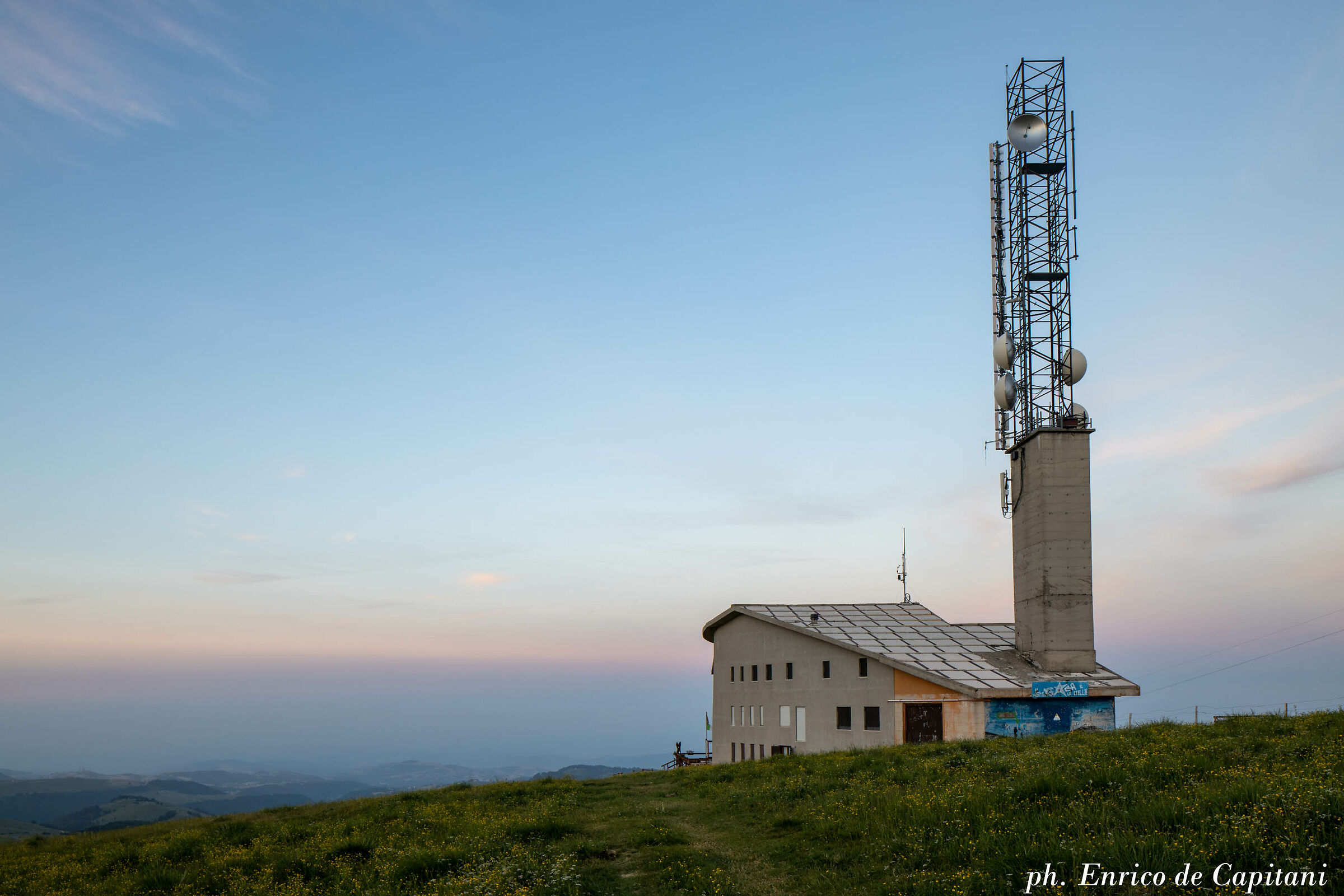 Il rifugio Primaneve nella luce dell'aurora