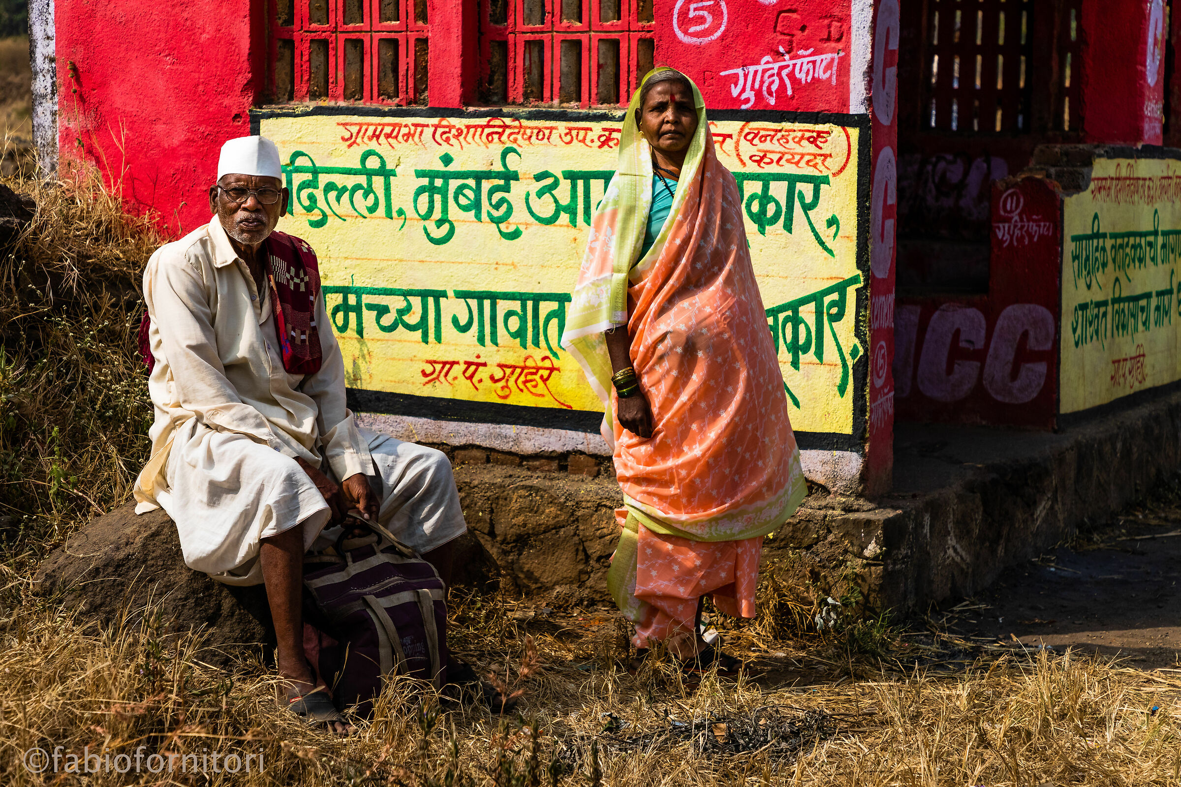 Maharashtra , Fermata dell'autobus , India 2018