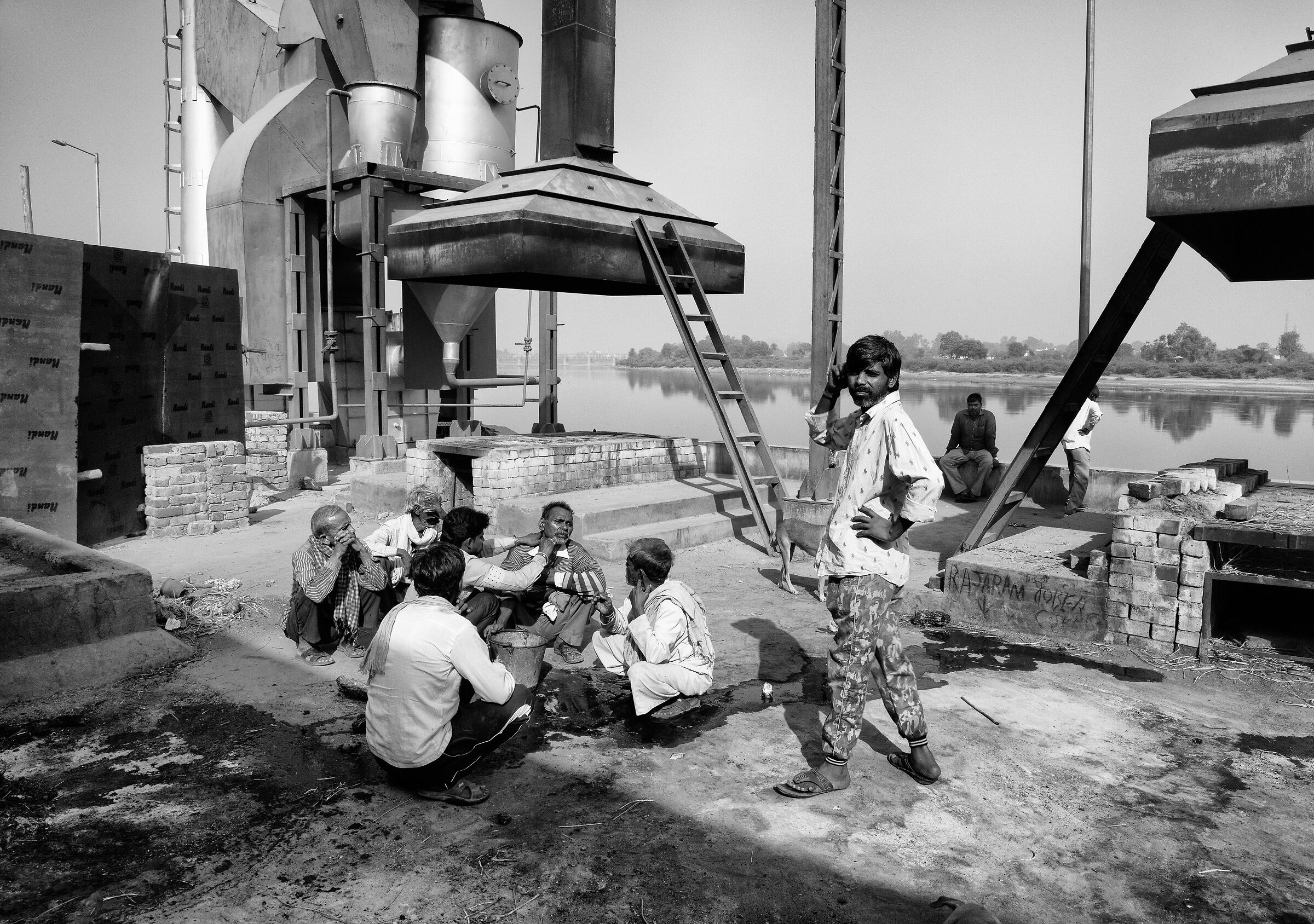 Shaving at the cremation ground. Agra, 2018.