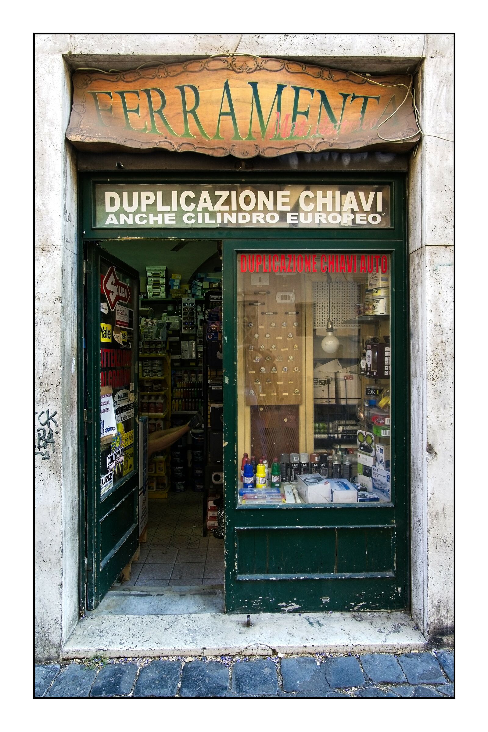 La vecchia insegna in legno