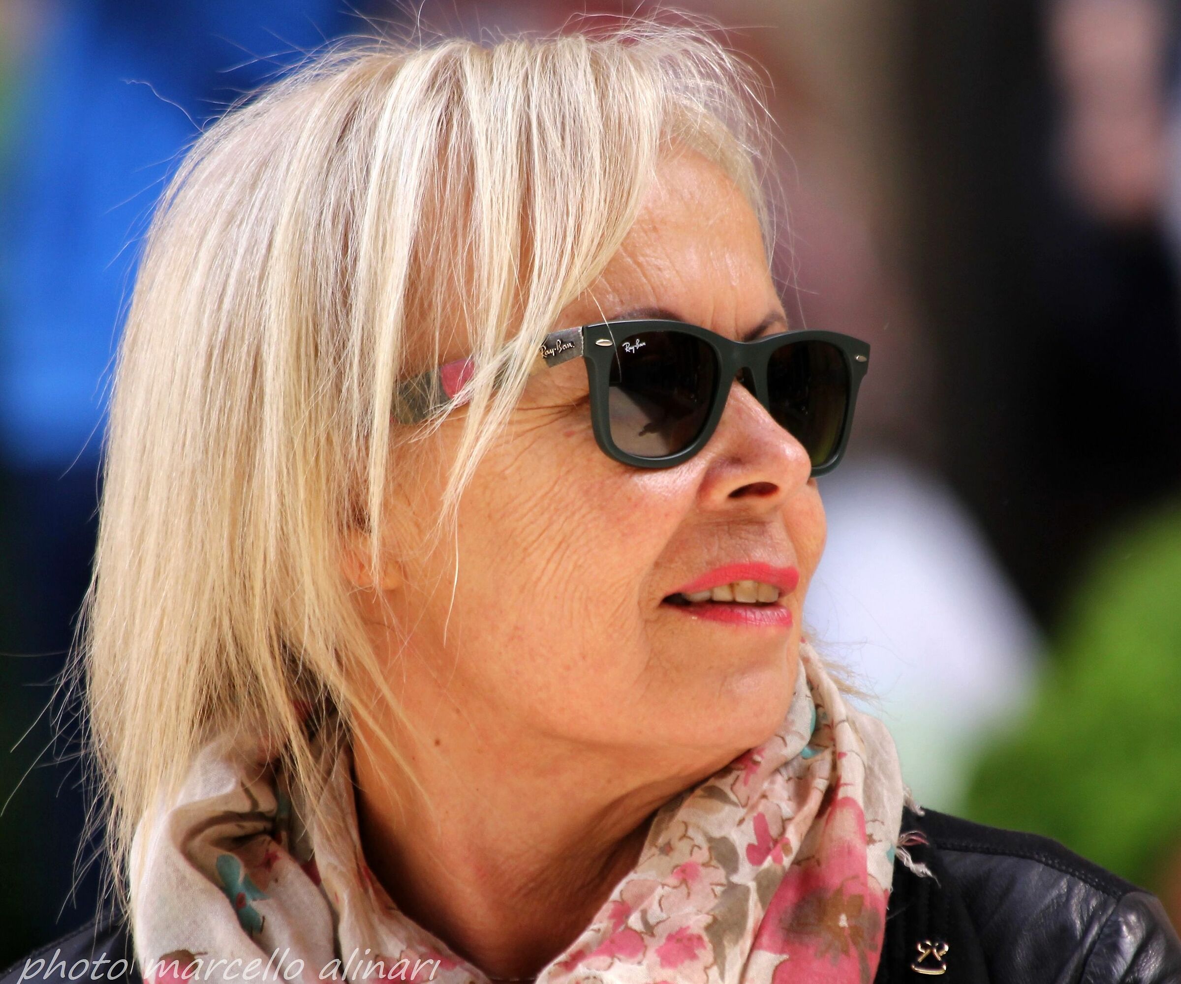 signora COI RAY BAN - Turisti nel mondo