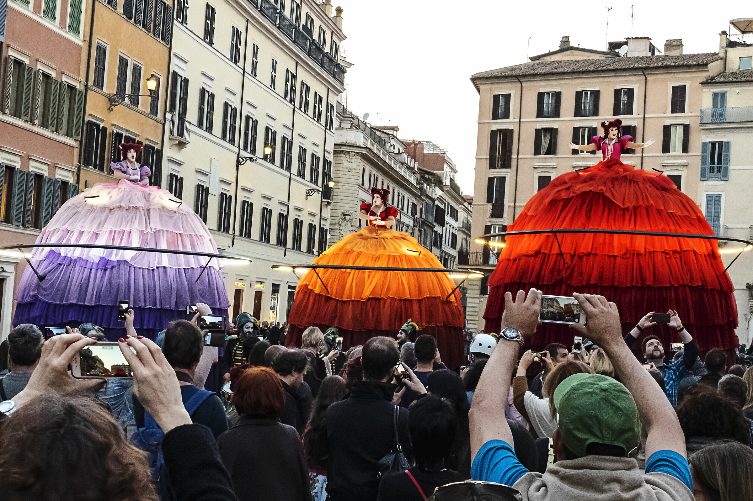 Danzatrici giganti, Piazza di Spagna, Roma 2019