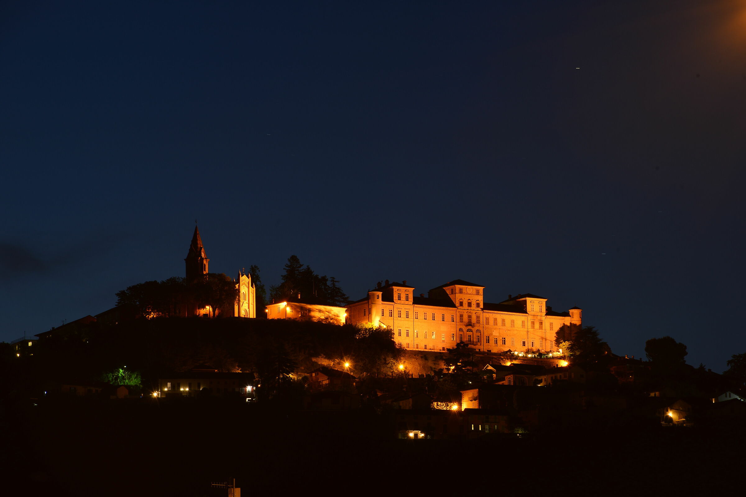 Magliano Alfieri by night