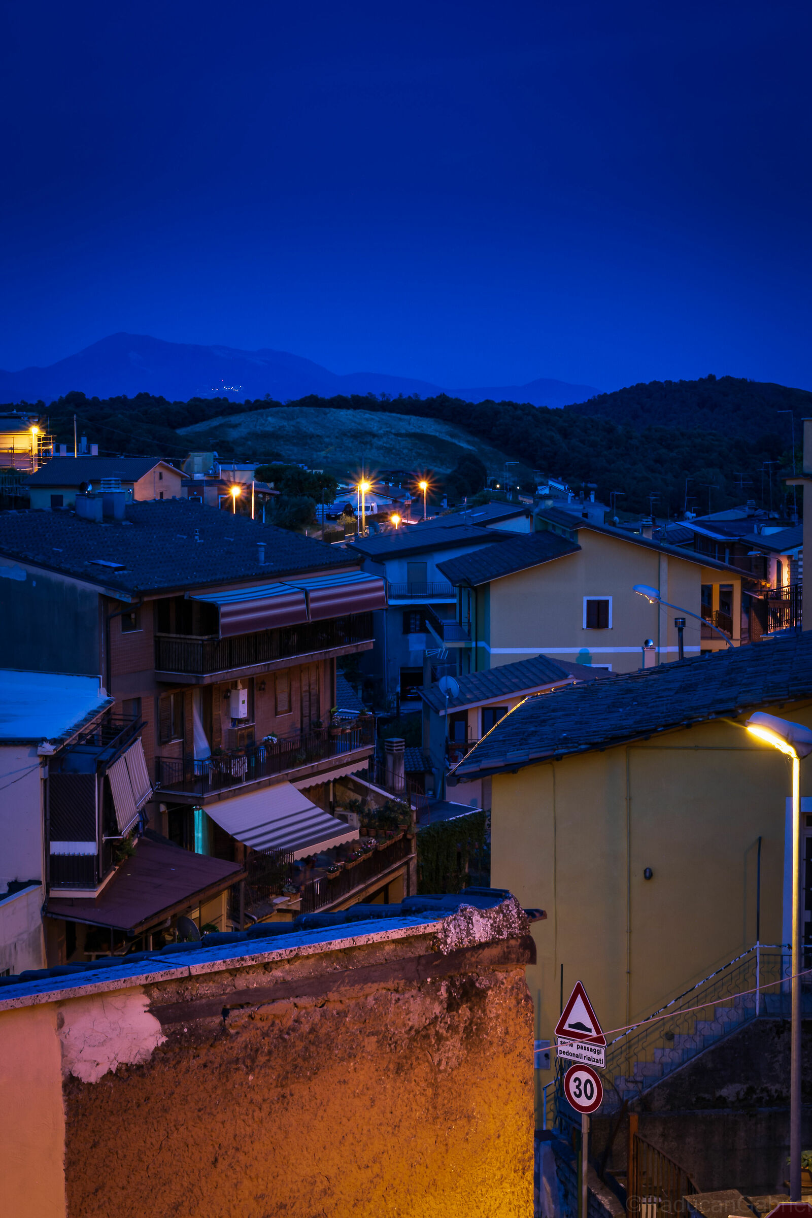 Rocca Priora abbracciata dall'ora blu