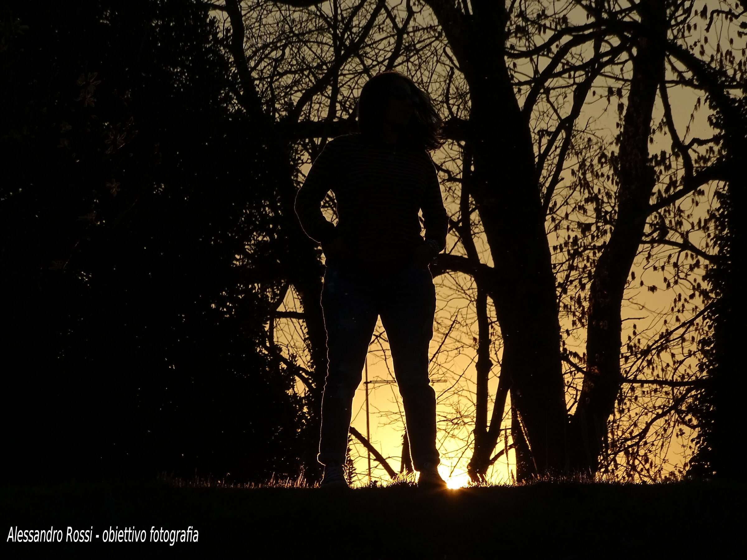lei esposta al tramonto