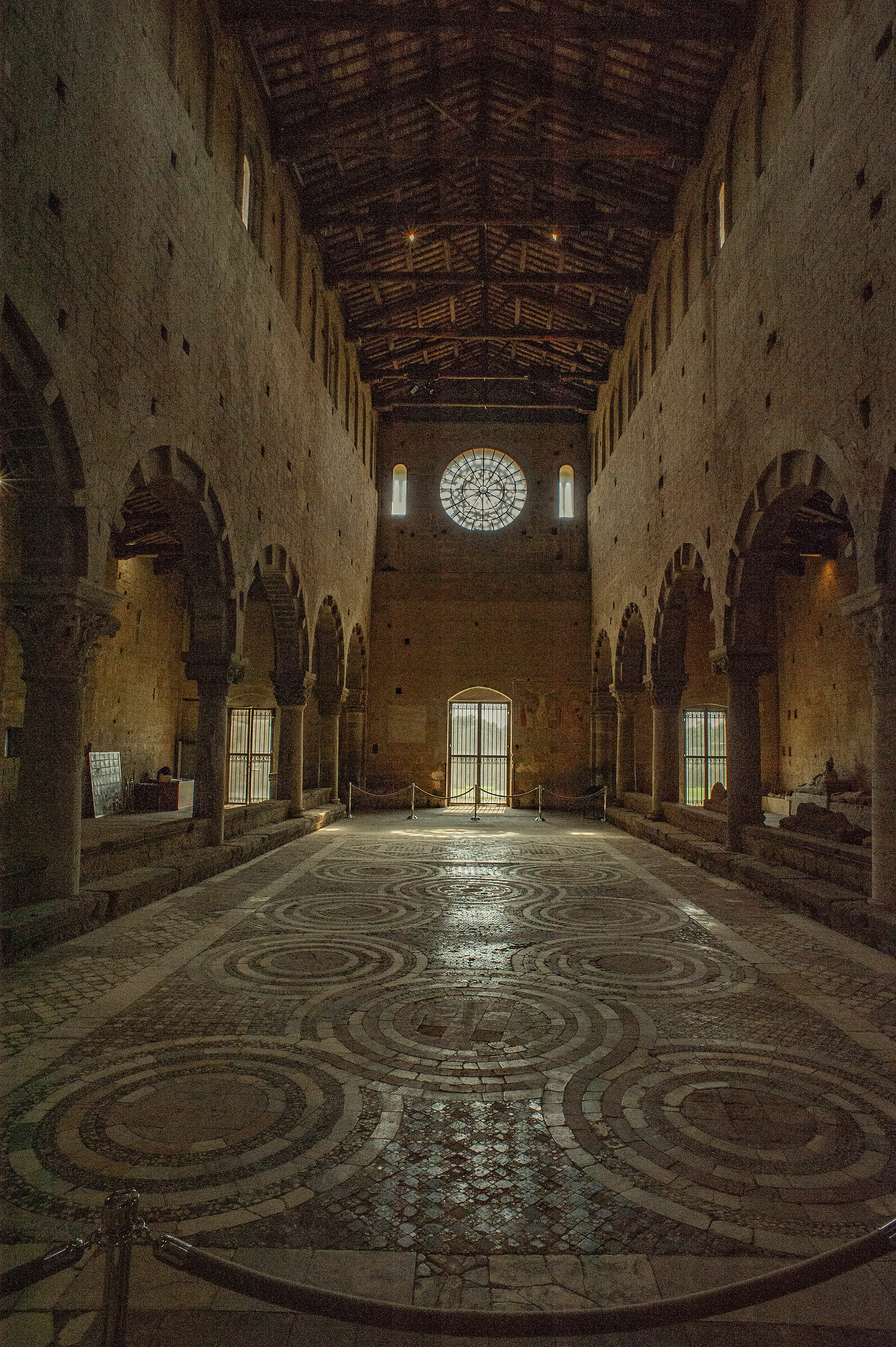 interno san pietro Tuscania