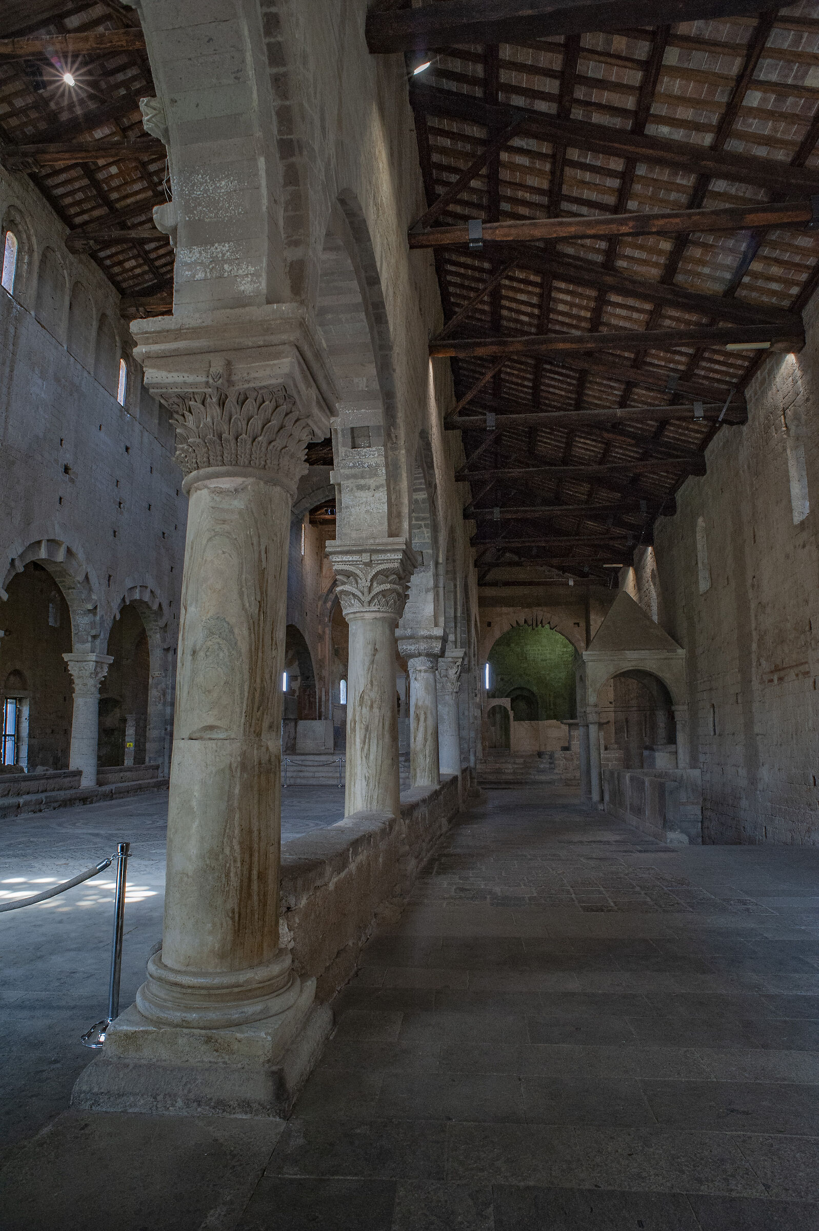 interno san pietro Tuscania