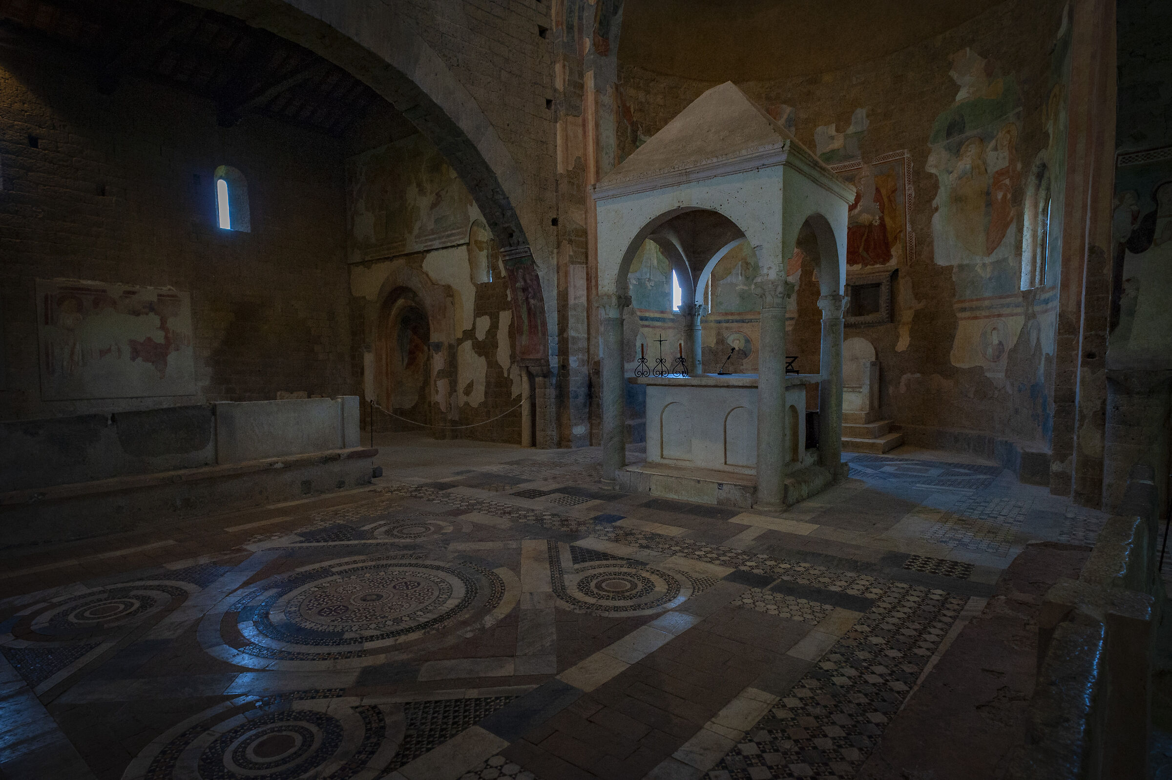 interno san pietro Tuscania