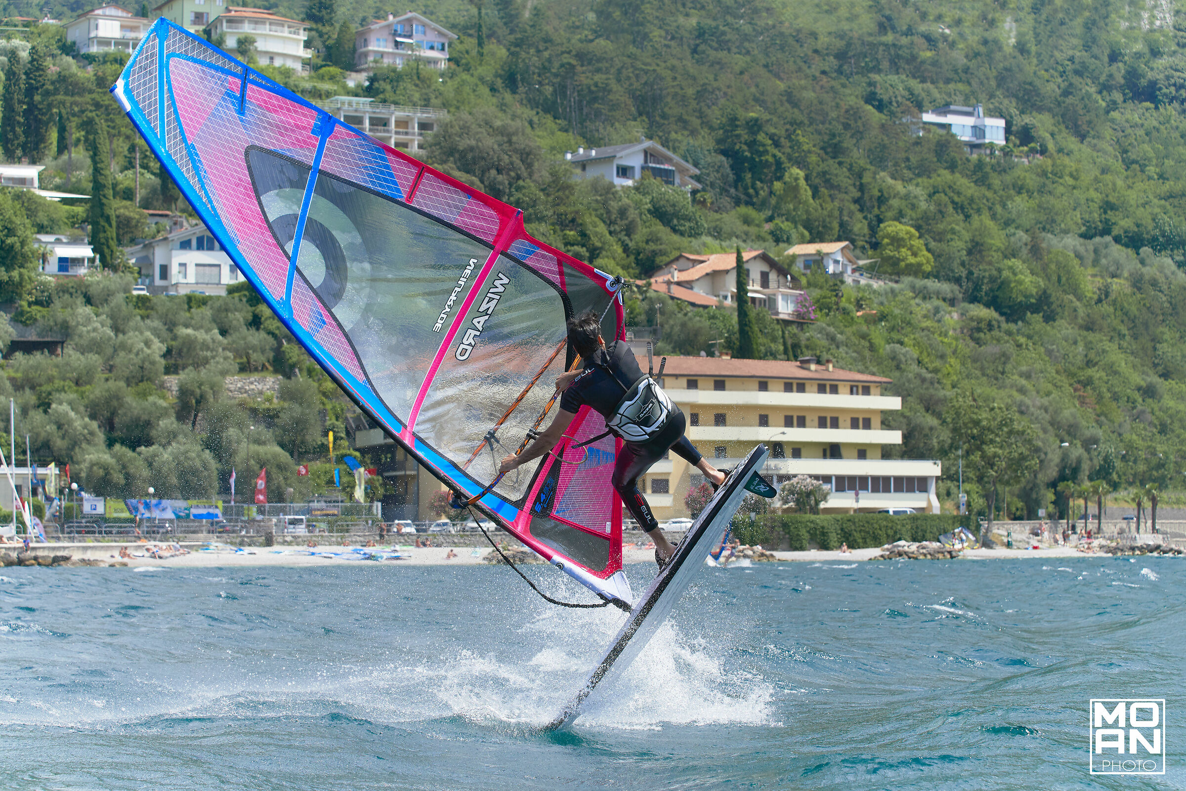 forward crashes Filippo Bestetti