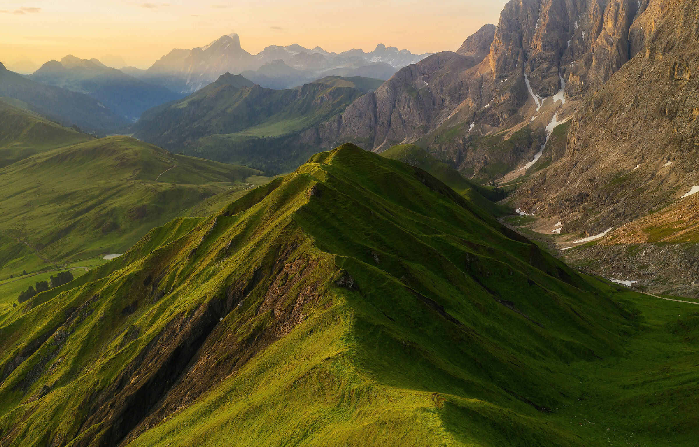Veduta aerea della valle delle Dolomiti