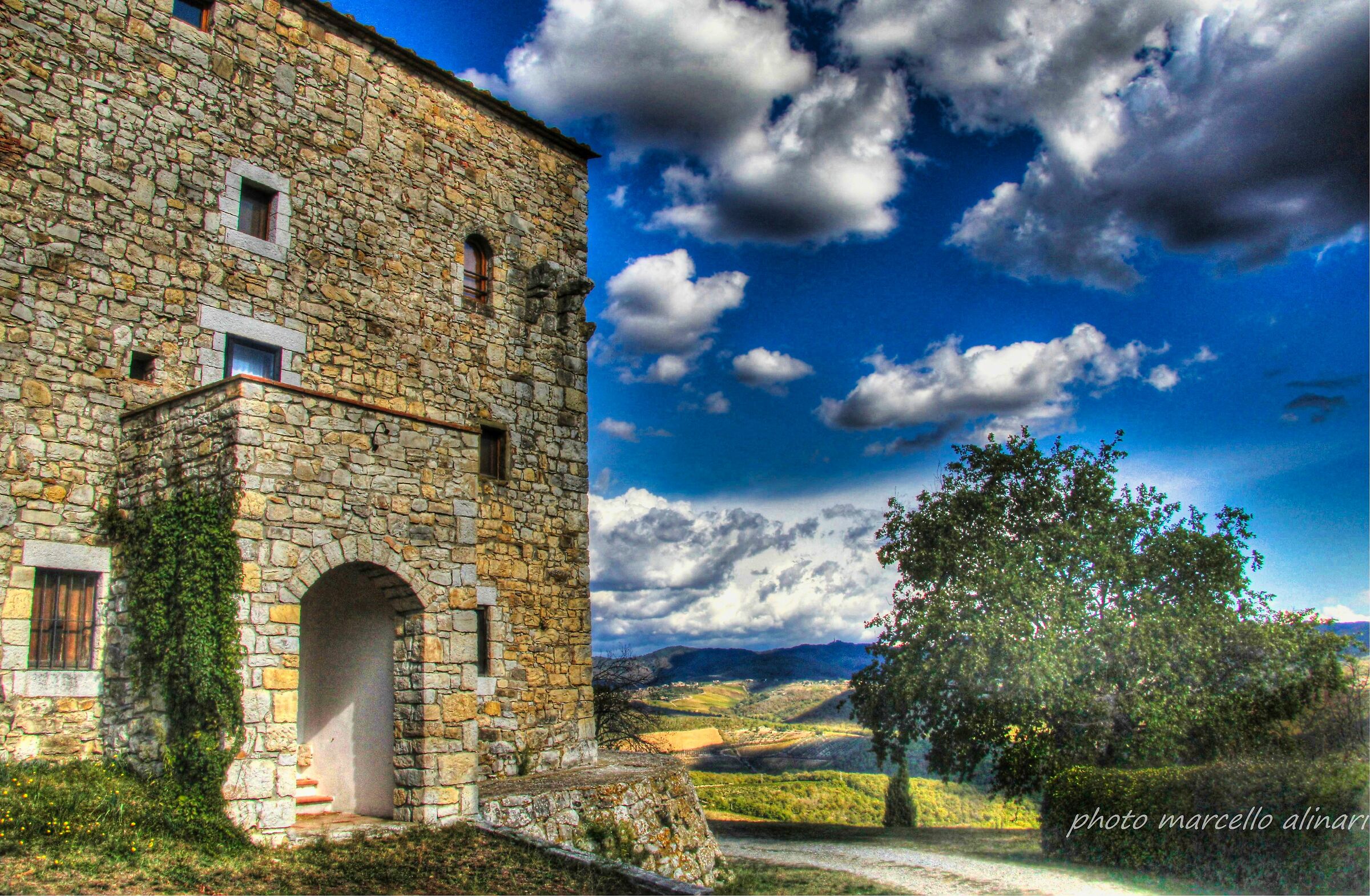 castello di lecchi. ed e' pure abitato!