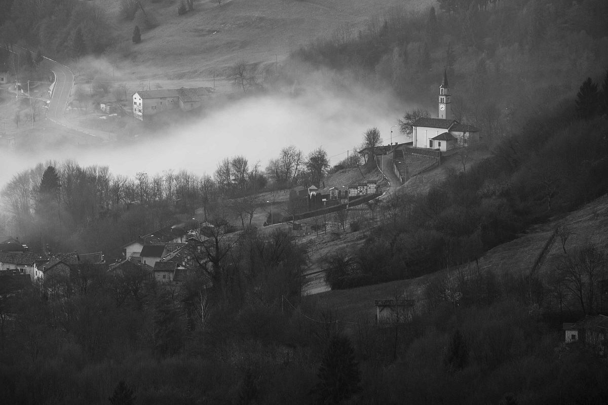un po di nebbia bassa bianco e nero