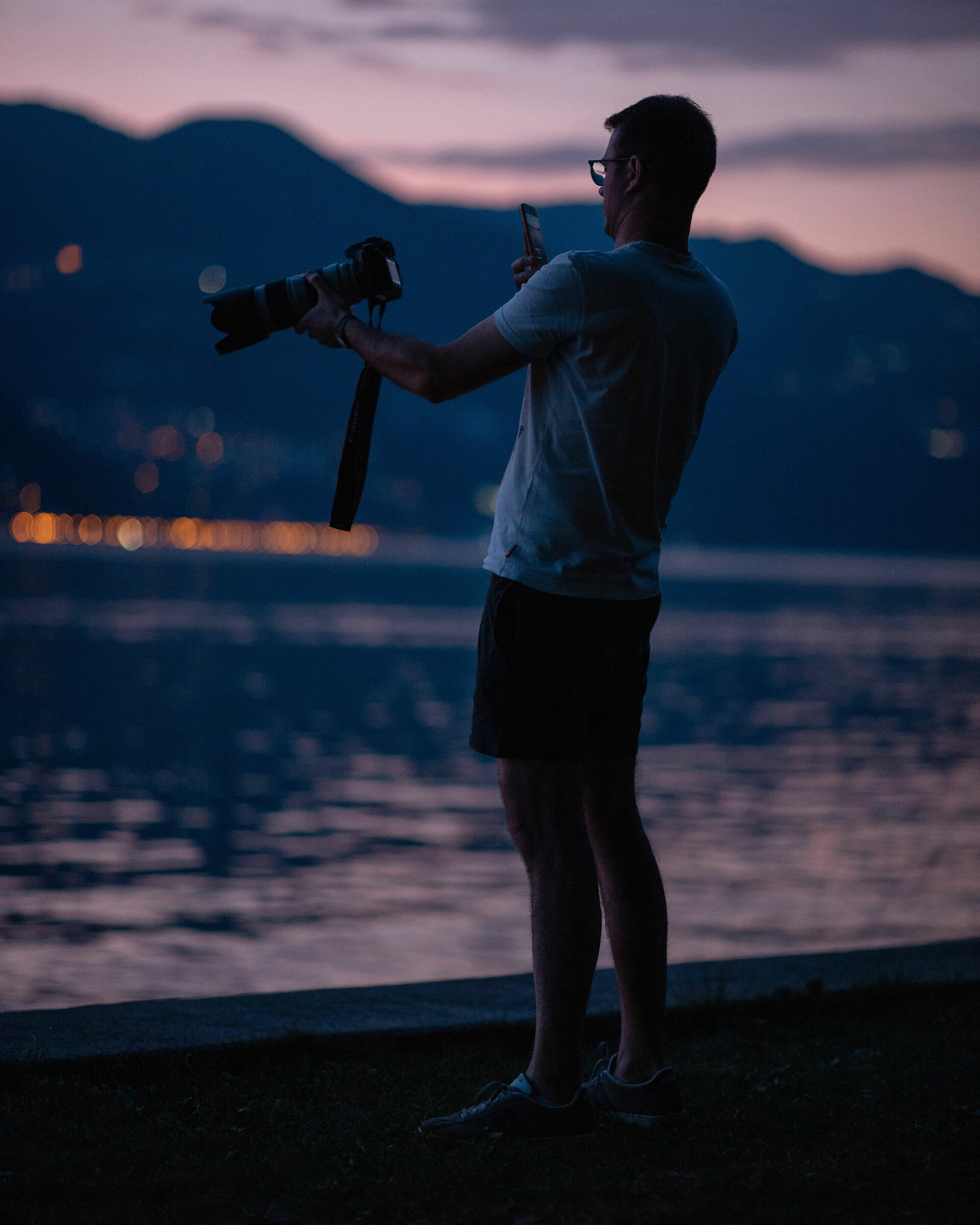 Photographed while photographing a photo