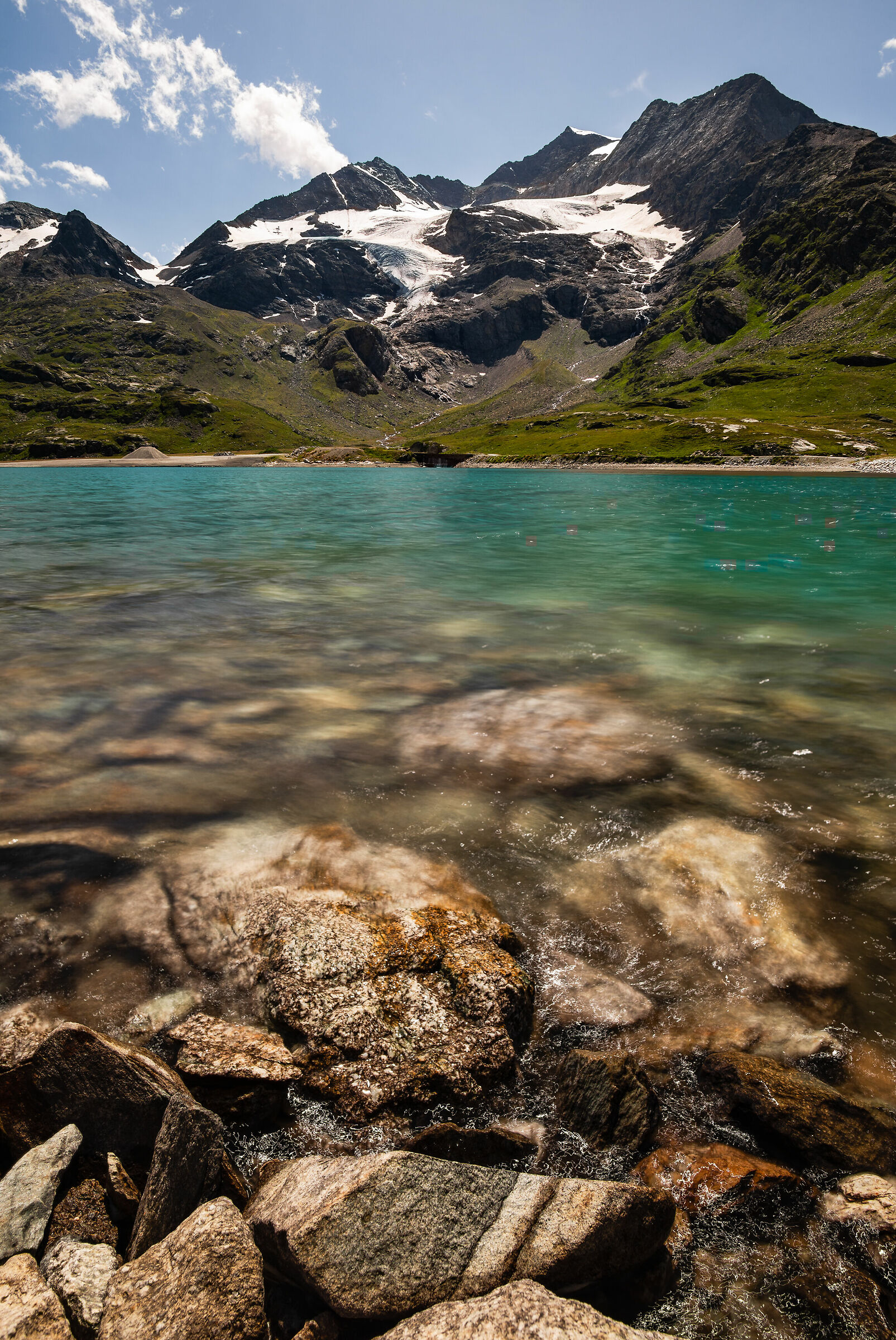 Lago Bianco e vista del ghiacciaio perenne