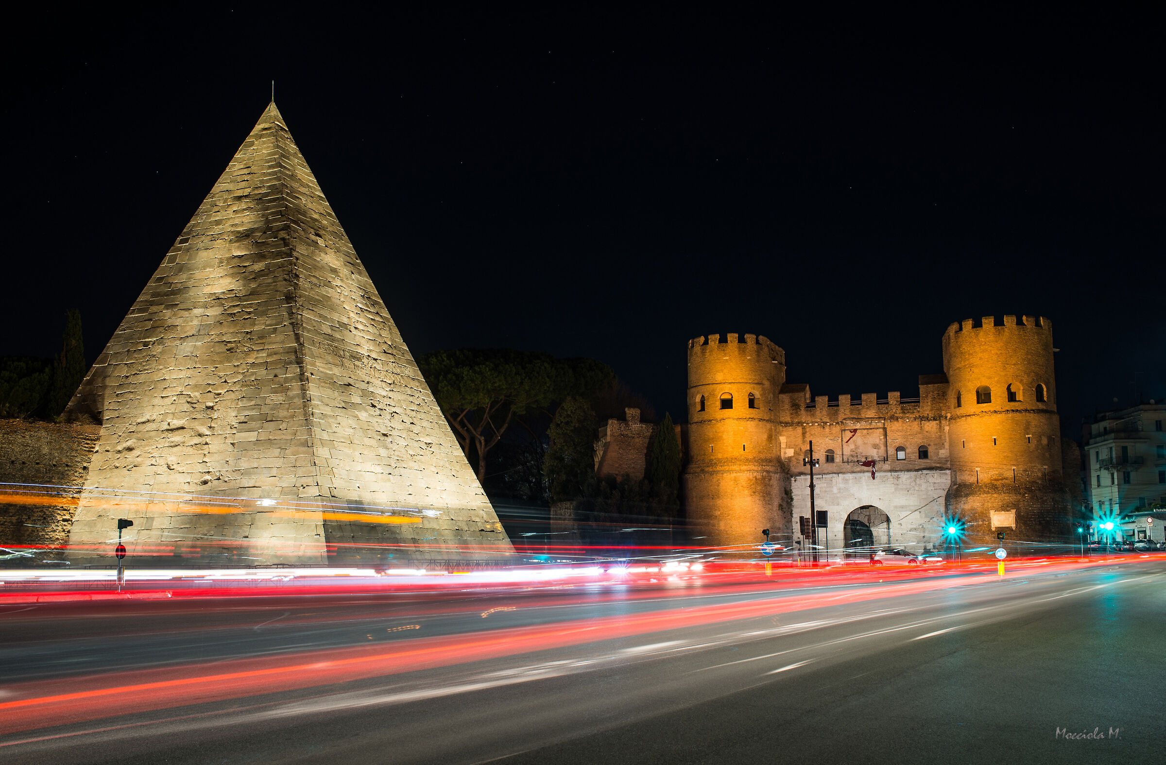 Scie sfreccianti di fronte alla Piramide Cestia
