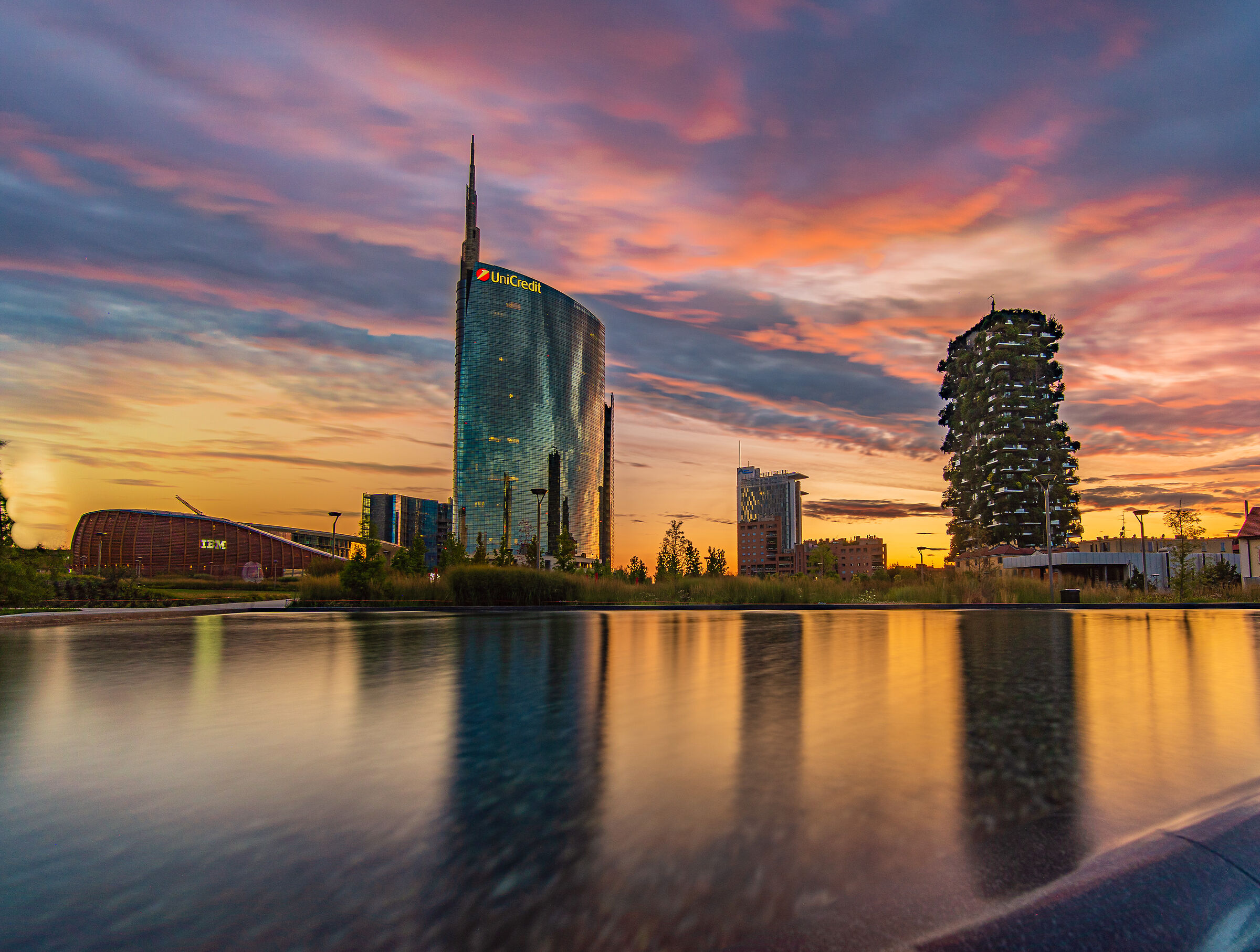 Piazza Gae Aulenti dopo il tramonto