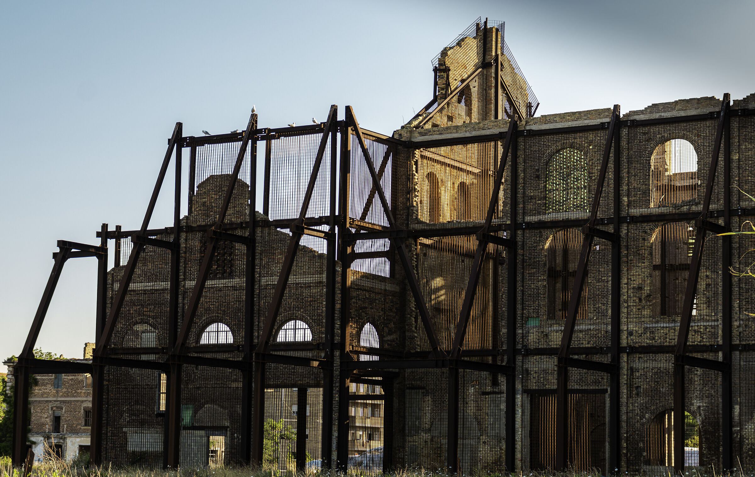 da fabbrica di veleni a "monumento" post moderno.....