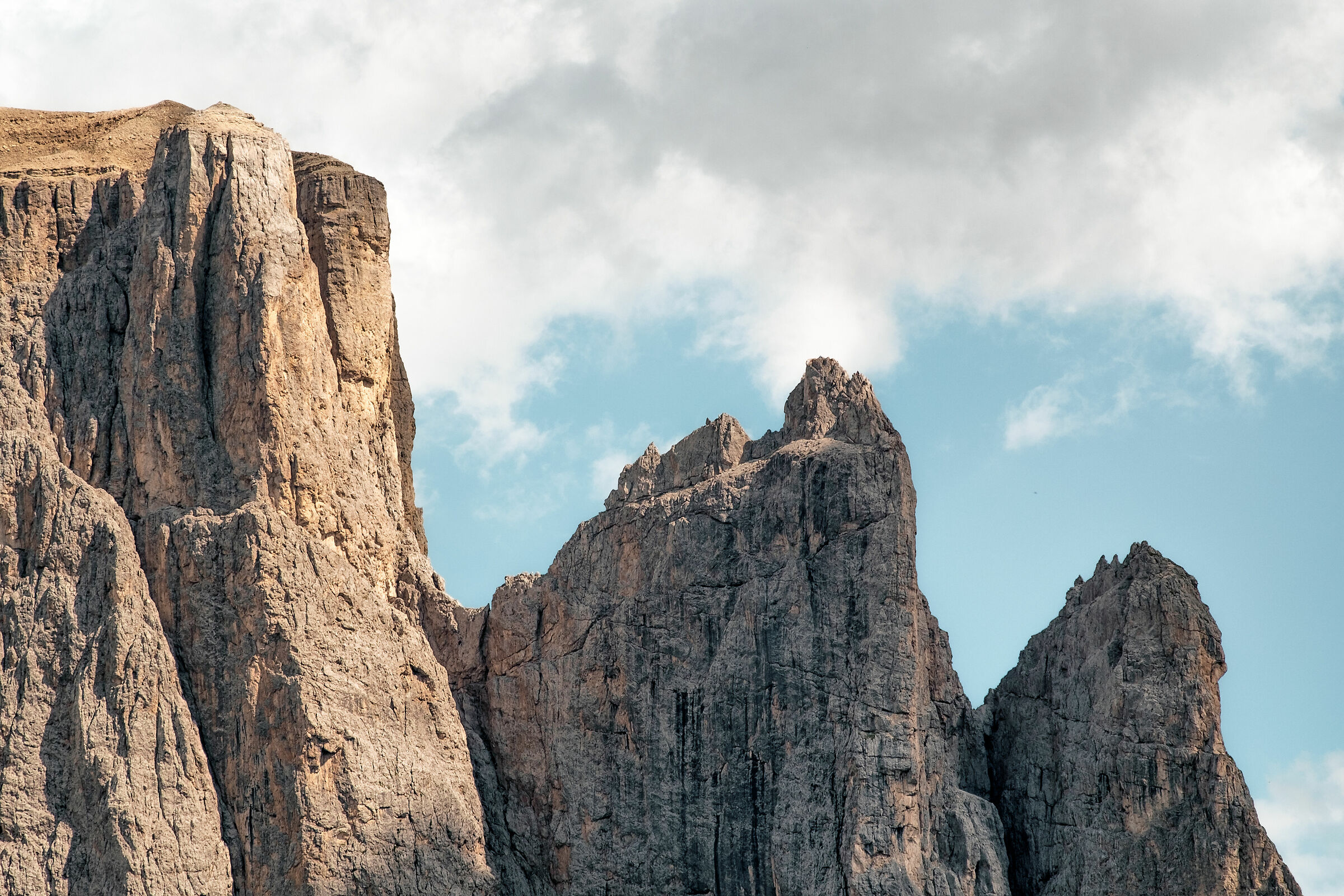 Primo piano sulle Torri del Sella