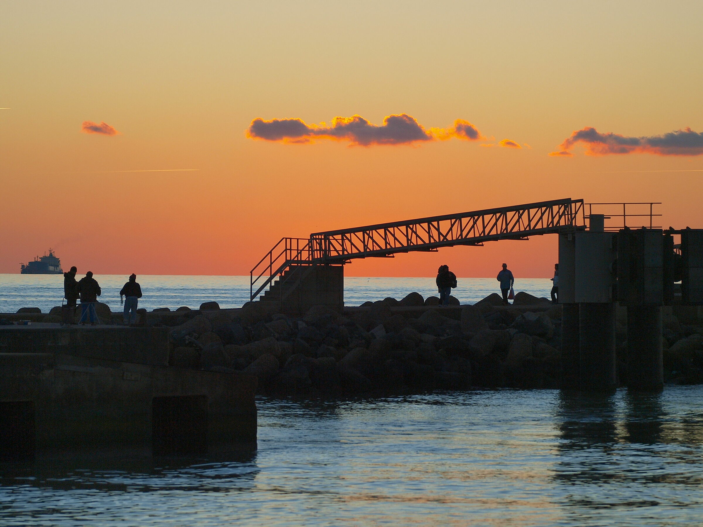 Tramonto sul molo di Fiumicino