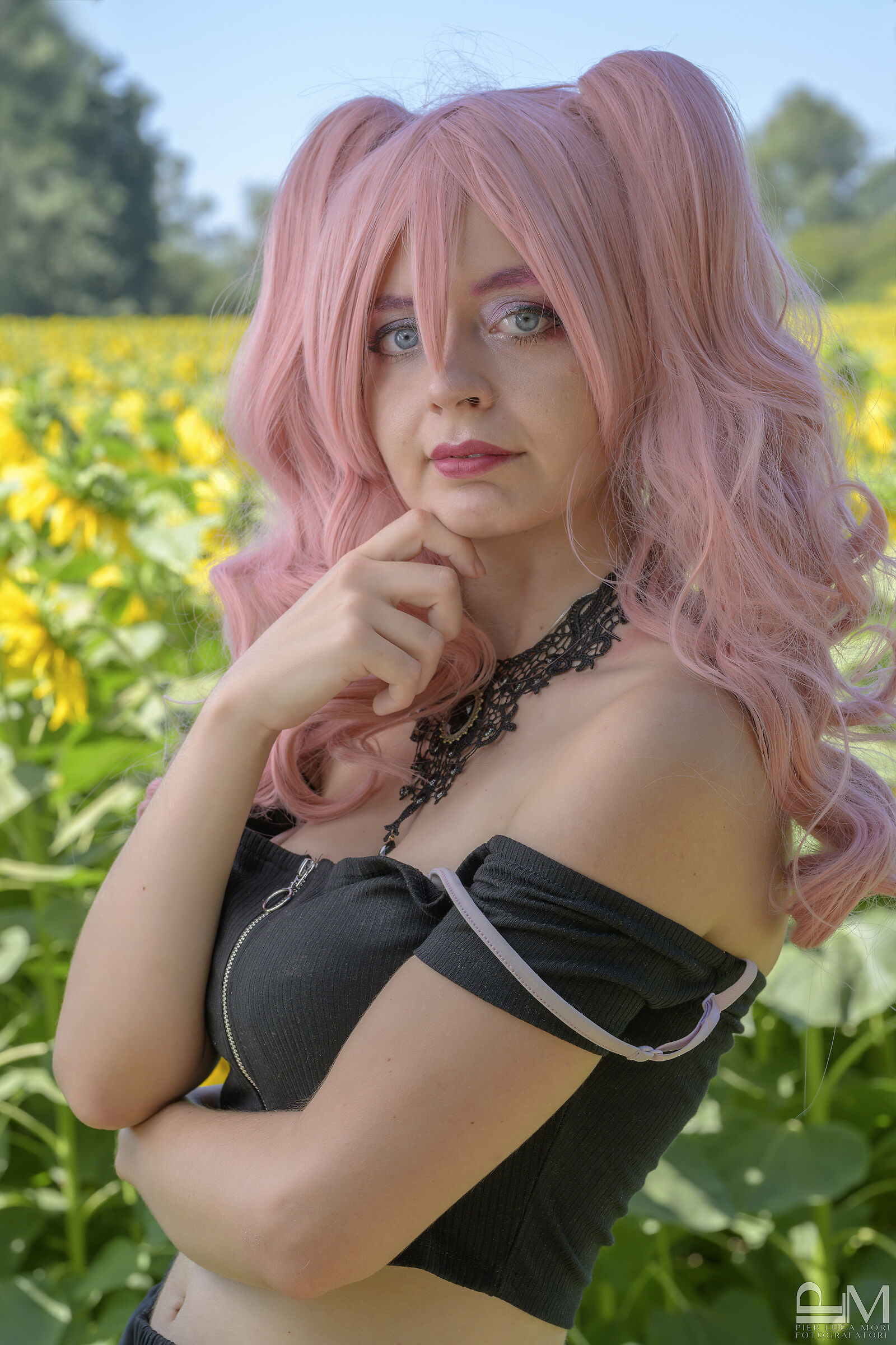 Un fiore nel campo di girasoli