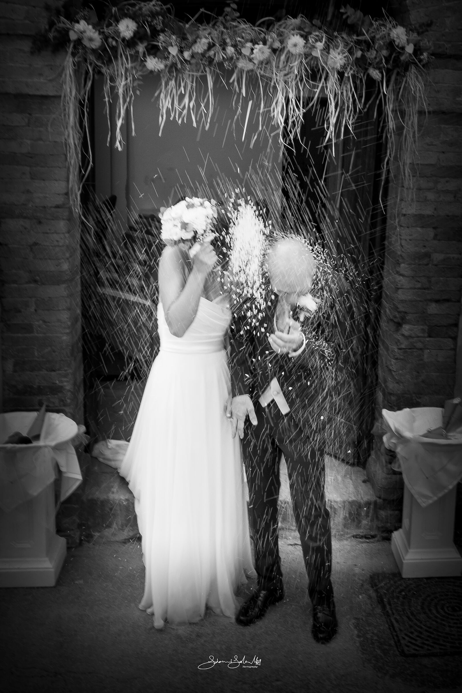 La sposa, lo sposo e il riso