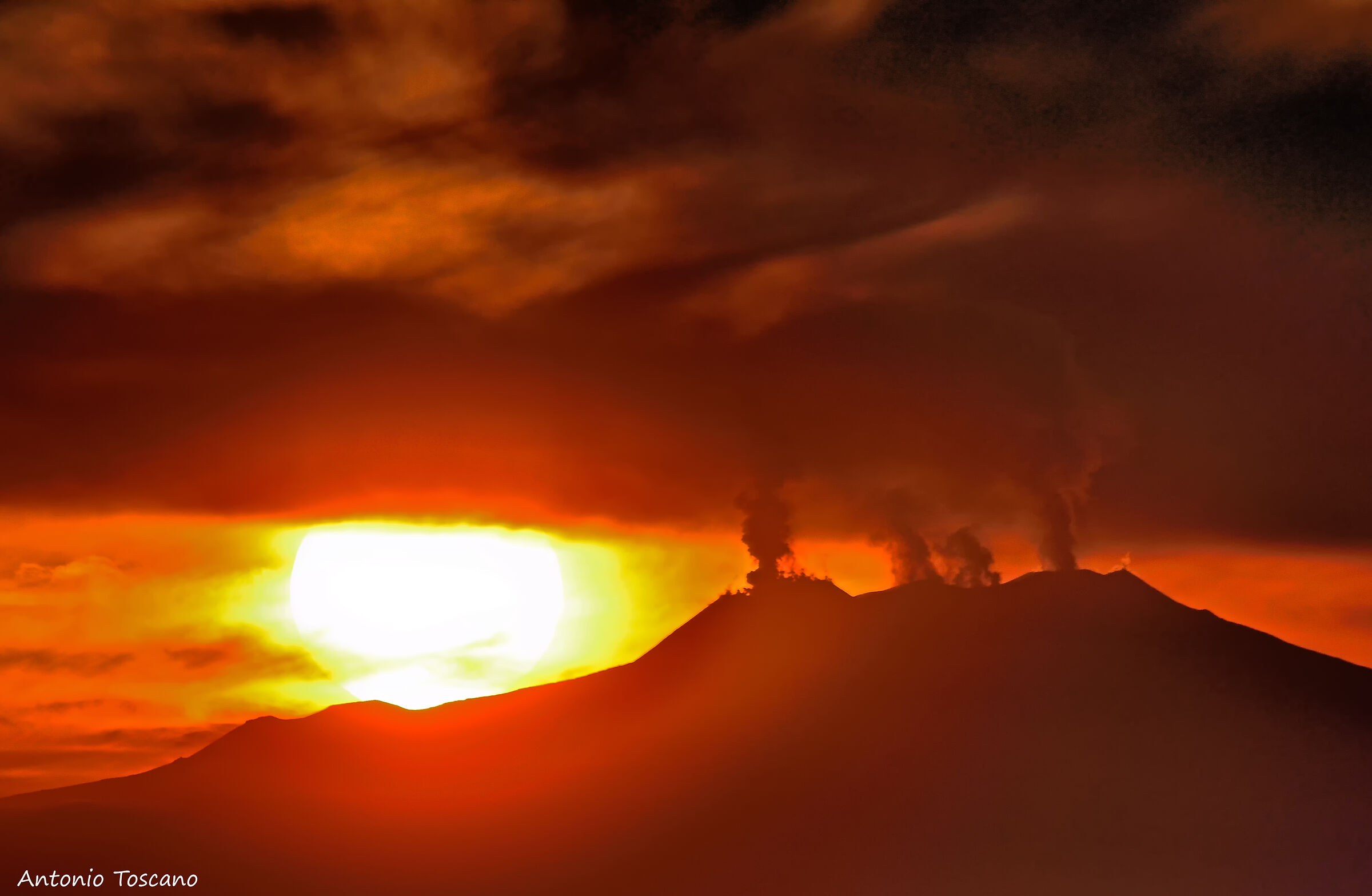 The sun and... the volcano!