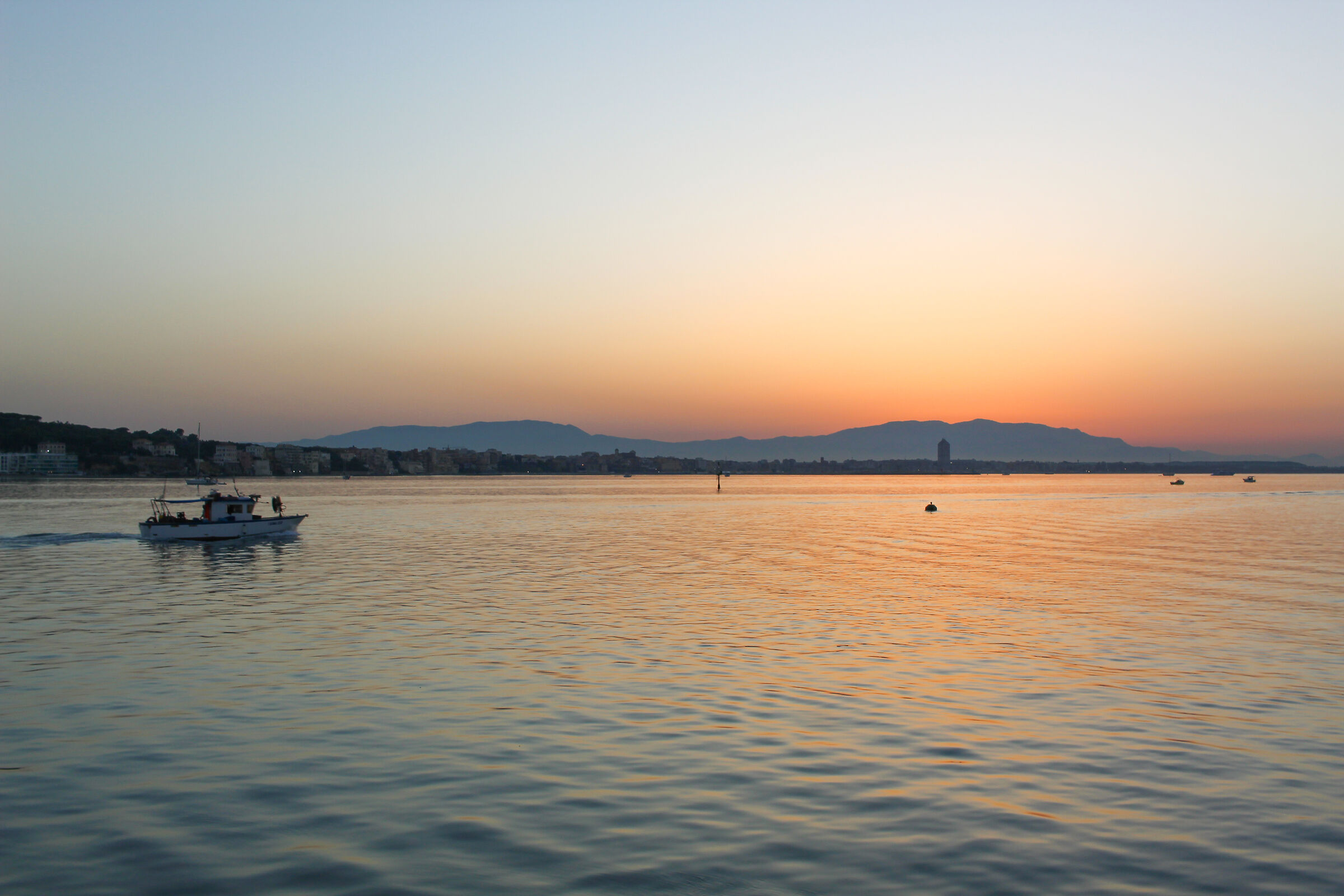 alba sul porto di Anzio