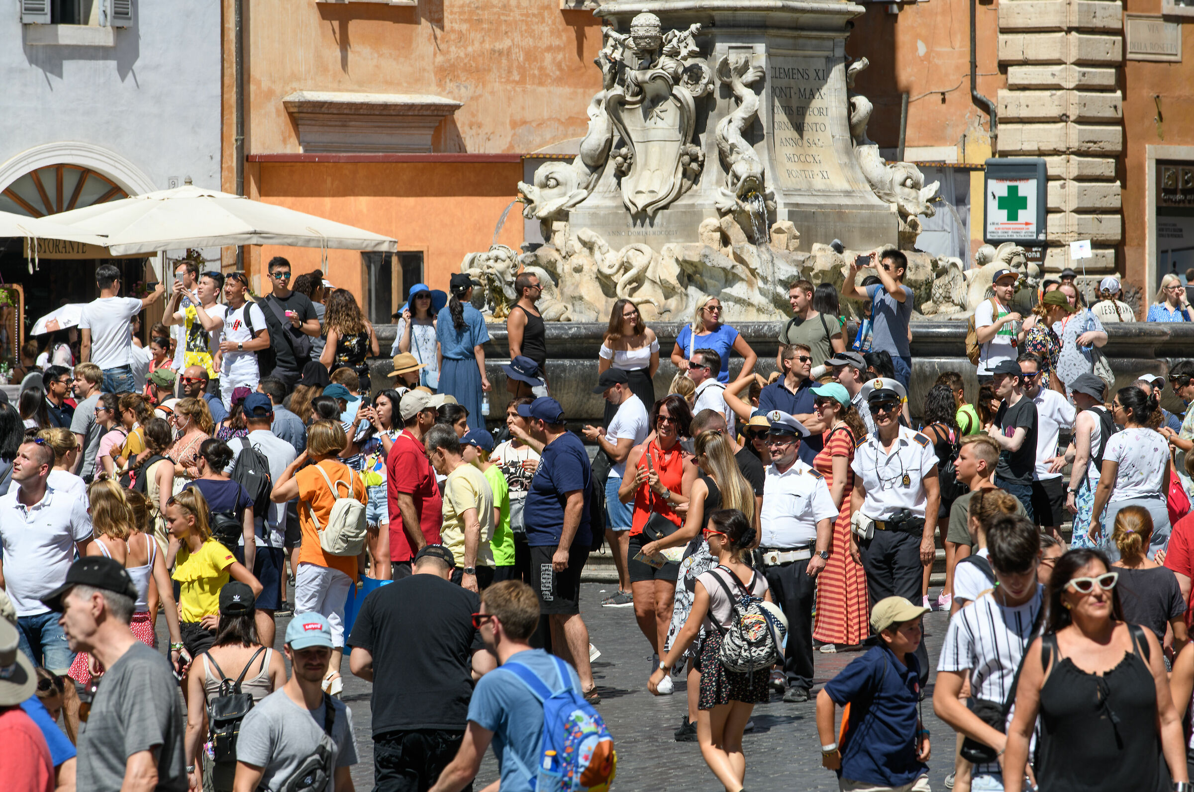 Rome: August in P.za of the Rotunda (Pantheon)