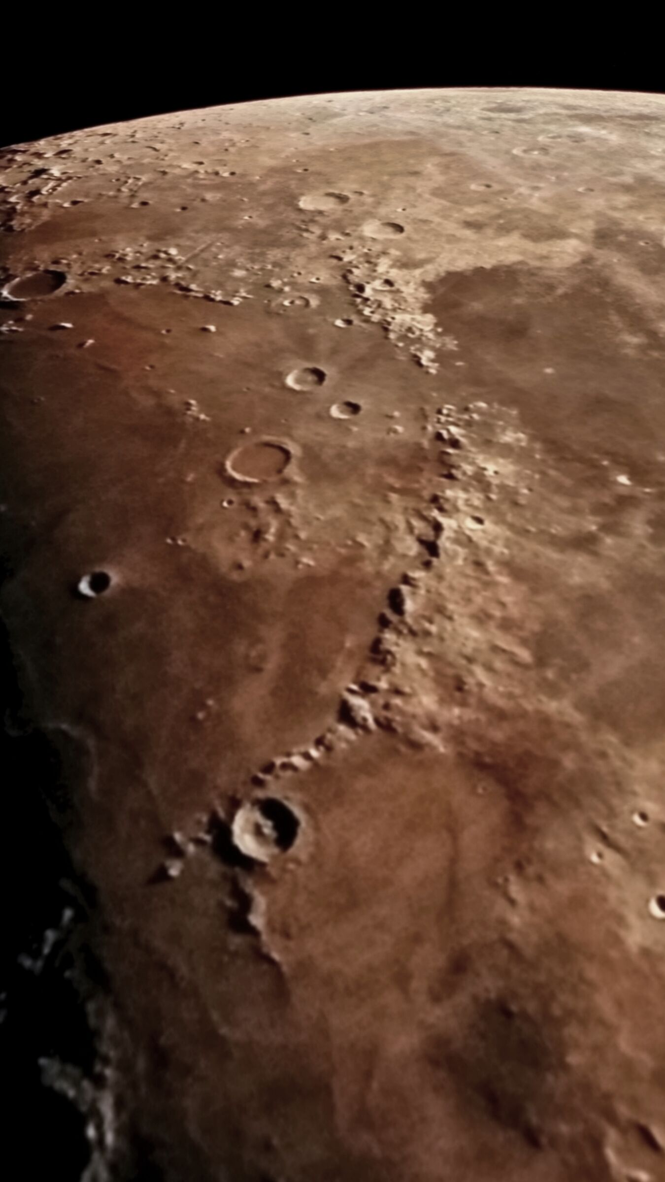 La luna da un'altra prospettiva