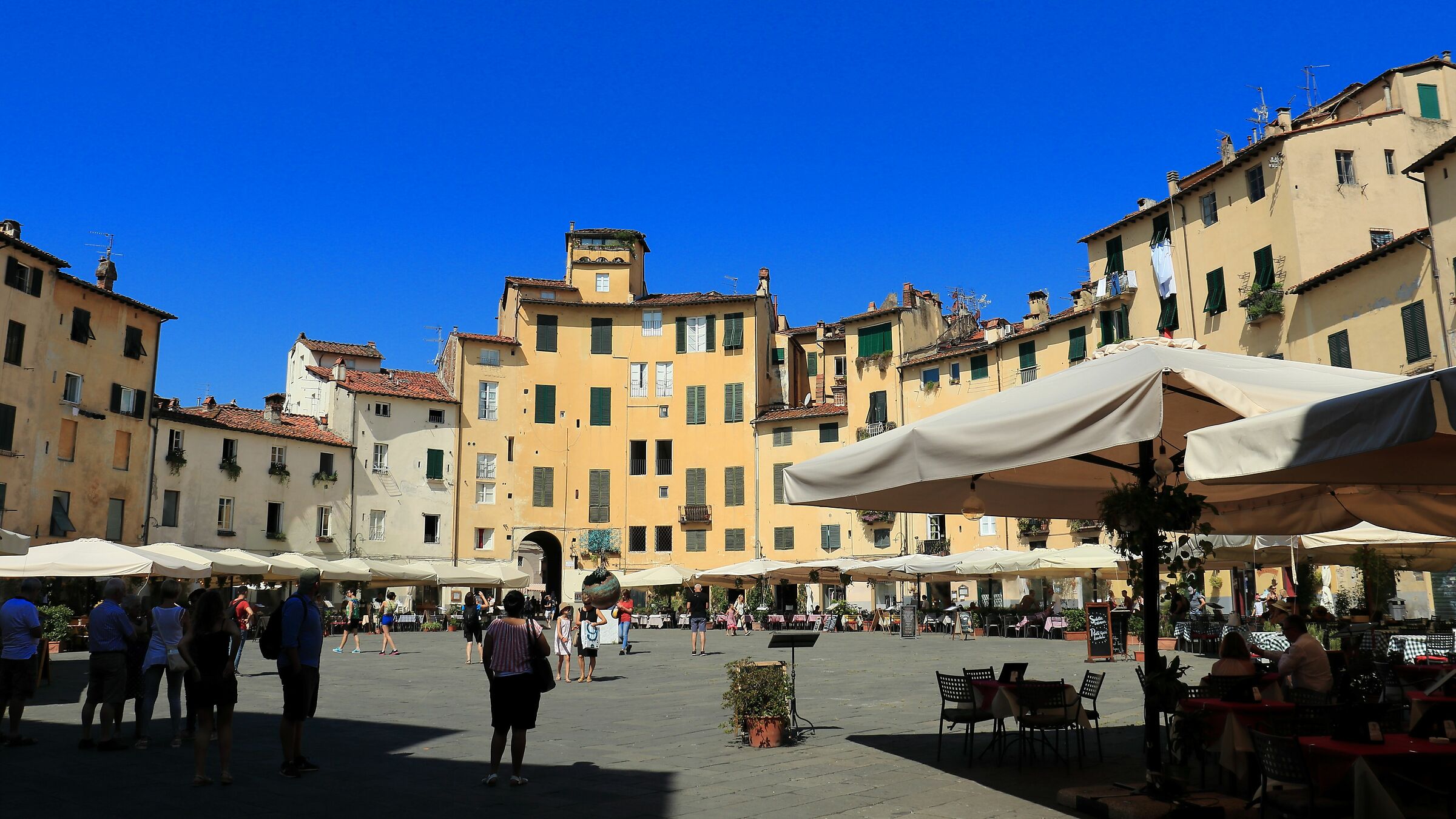 Piazza Anfiteatro a Lucca