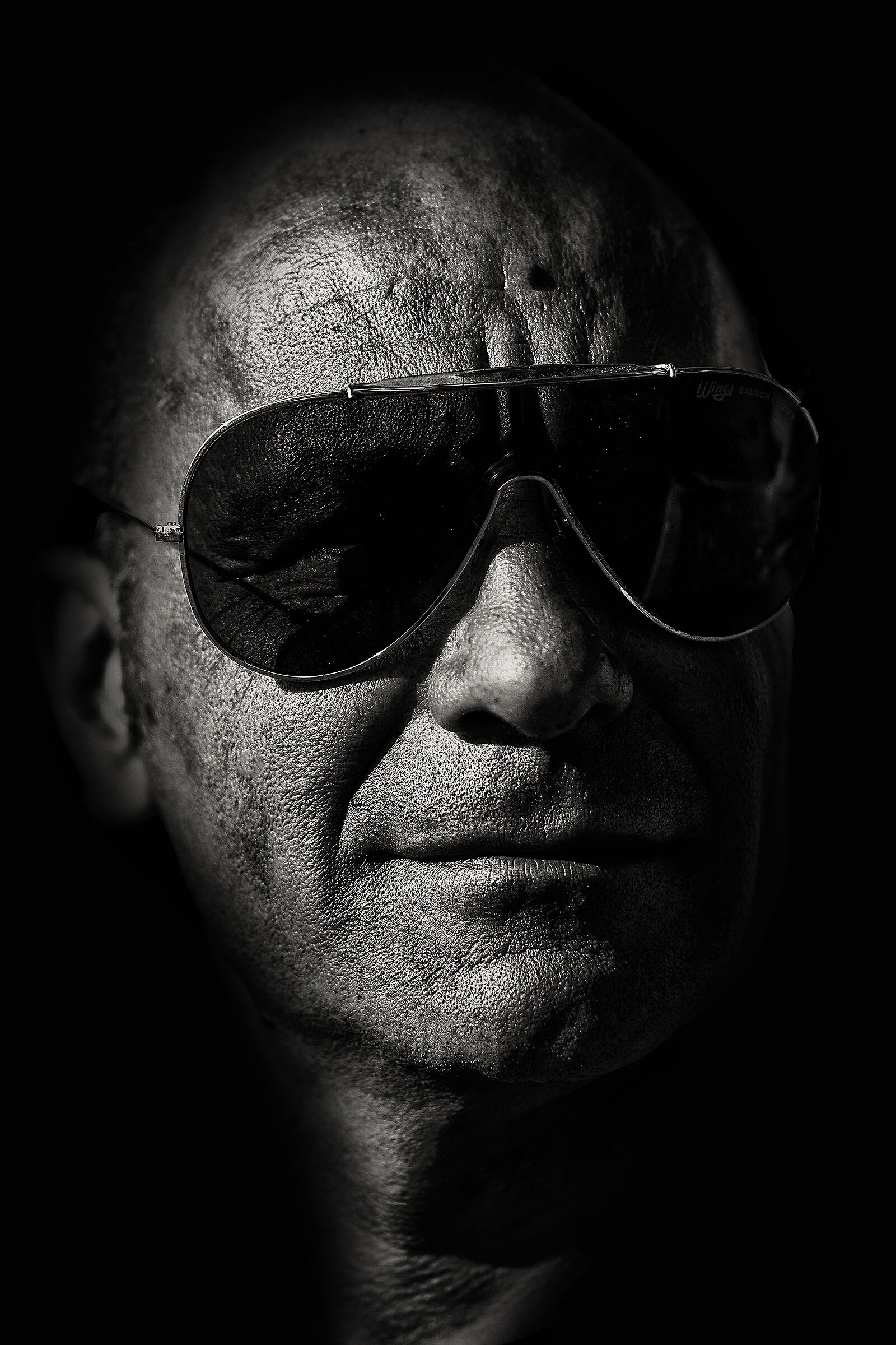 L'uomo dagli occhiali neri