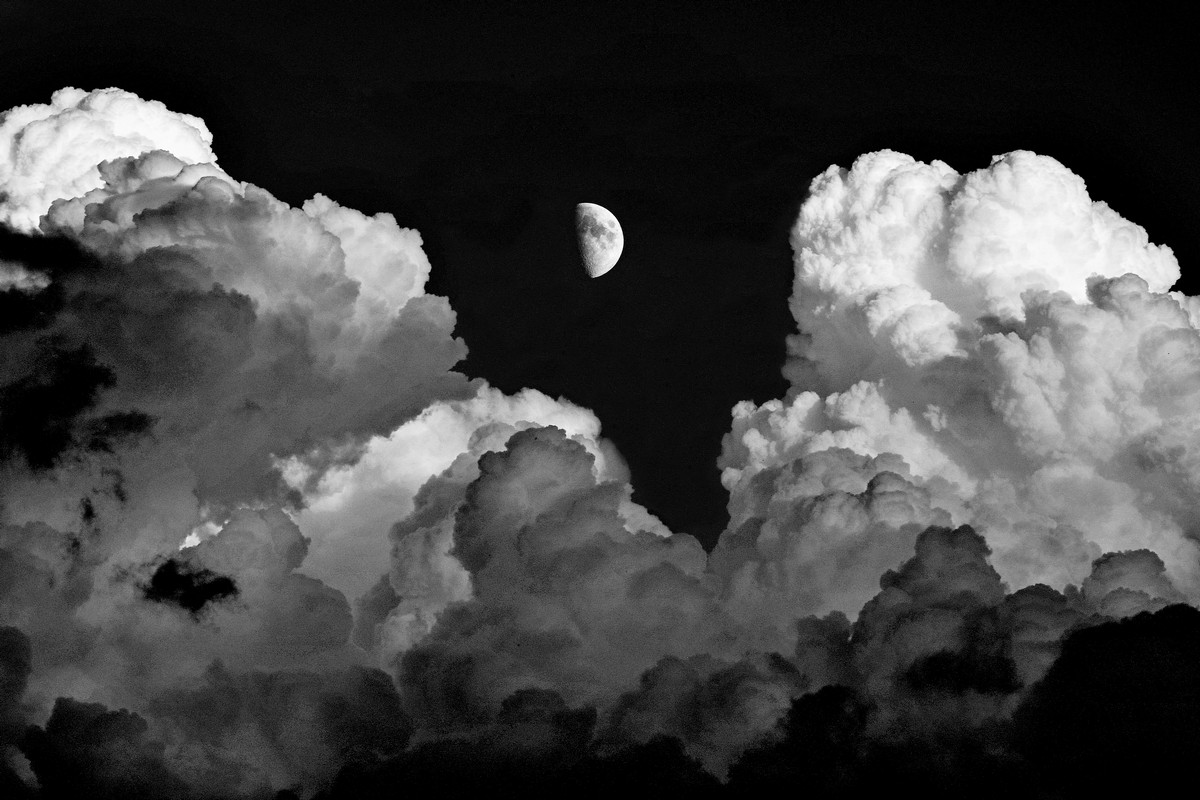Giocando con nuvole e luna in b&n