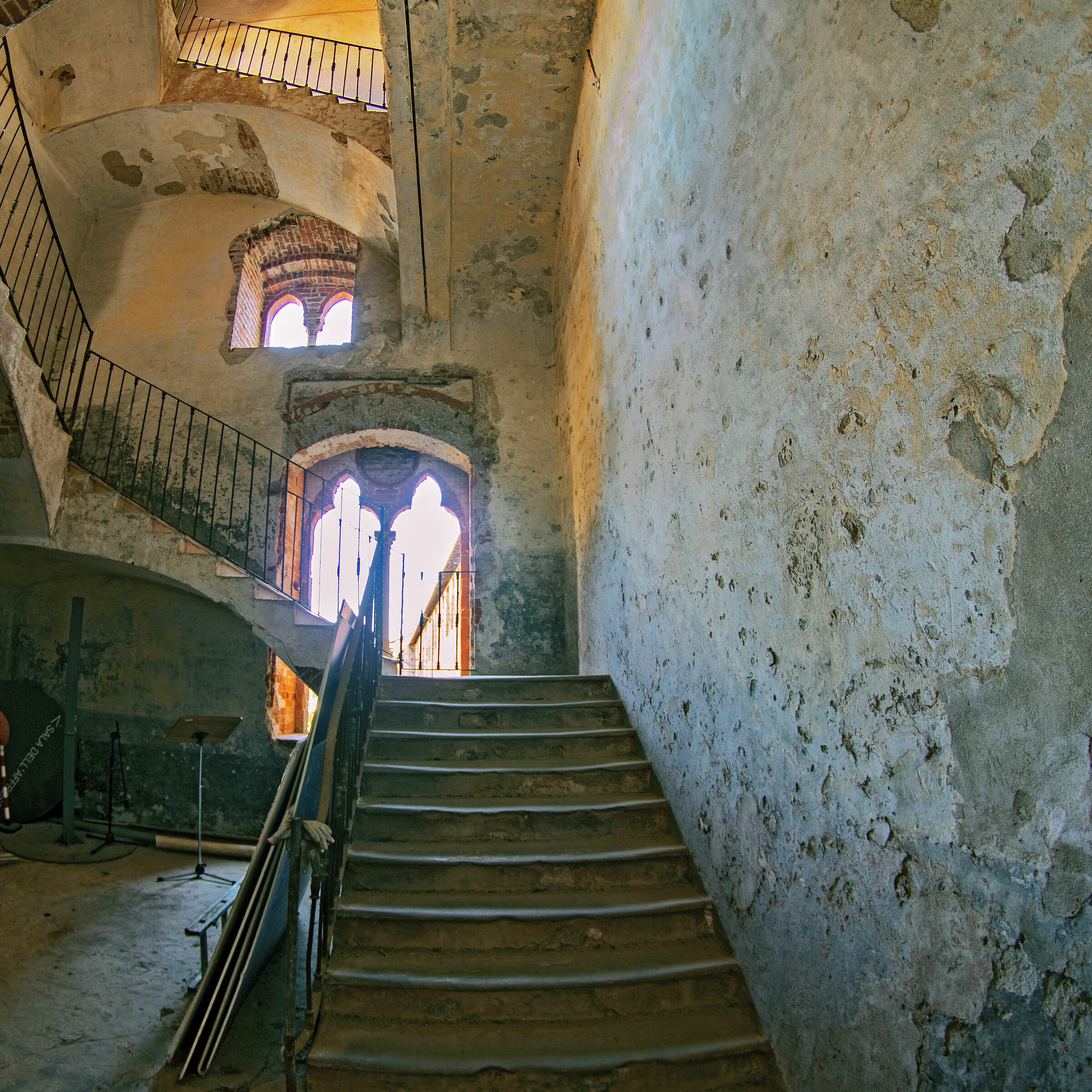 it's hard calle it come down and 'l go up the other stairs