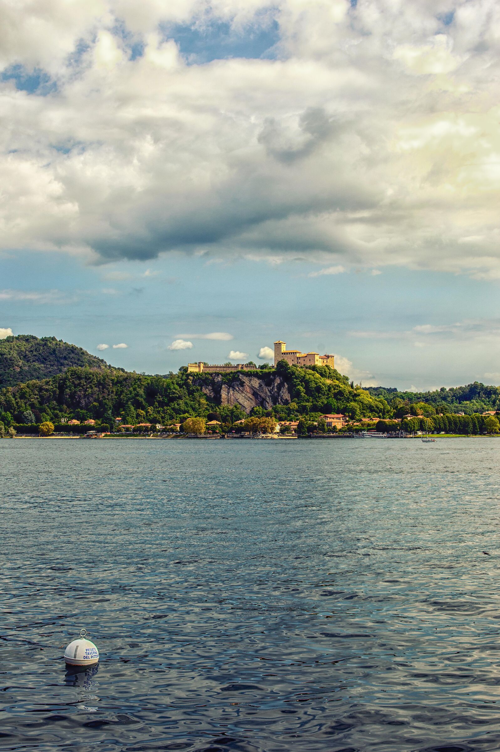 Il castello sul lago