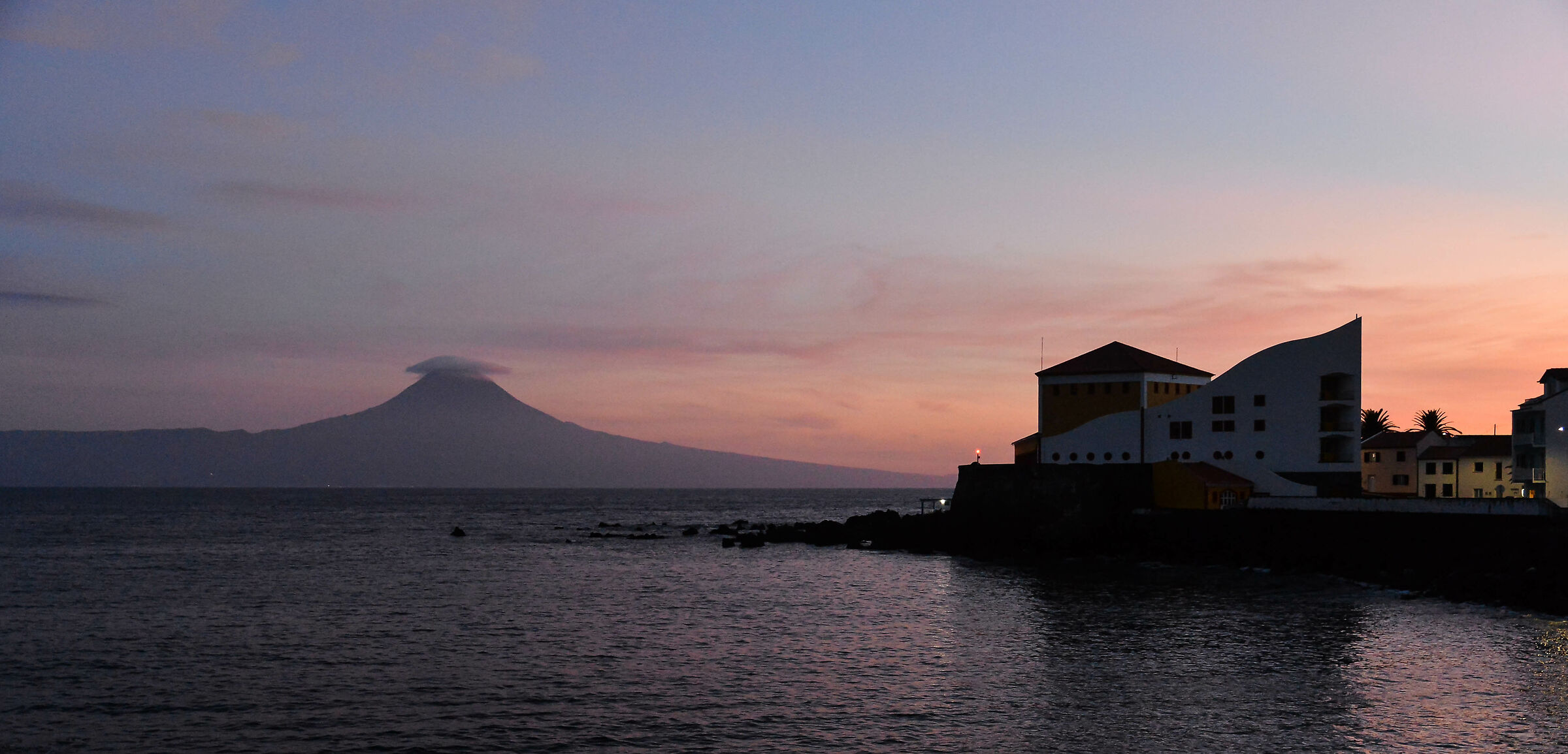 Pico. Vista da Vila das Velas, Sao Jorge