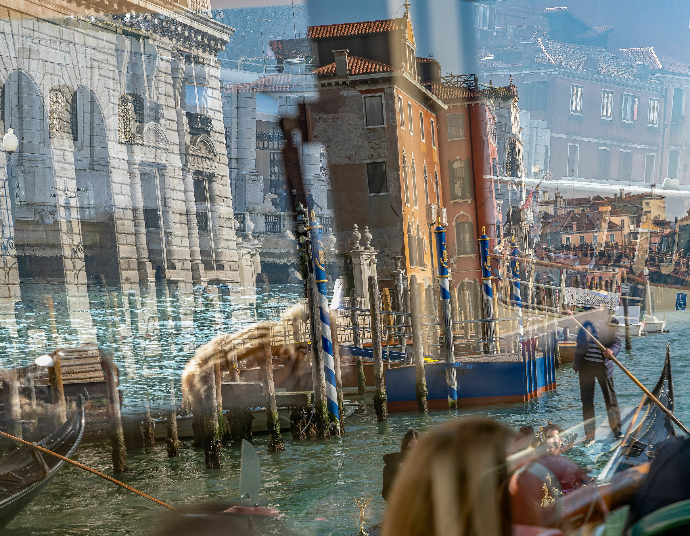 Riflessi dal vetro del vaporetto