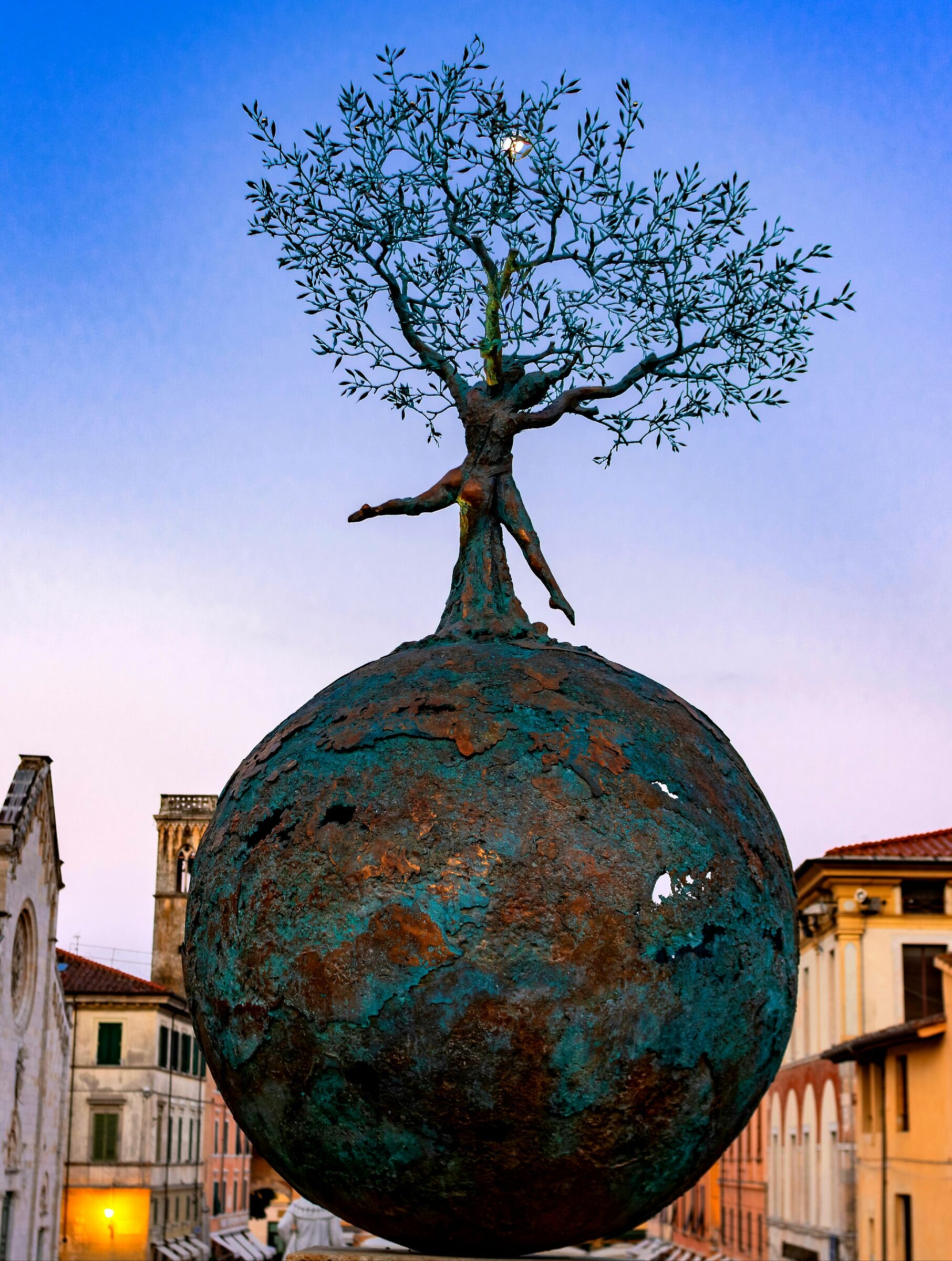 La luna bacia Mitoraj