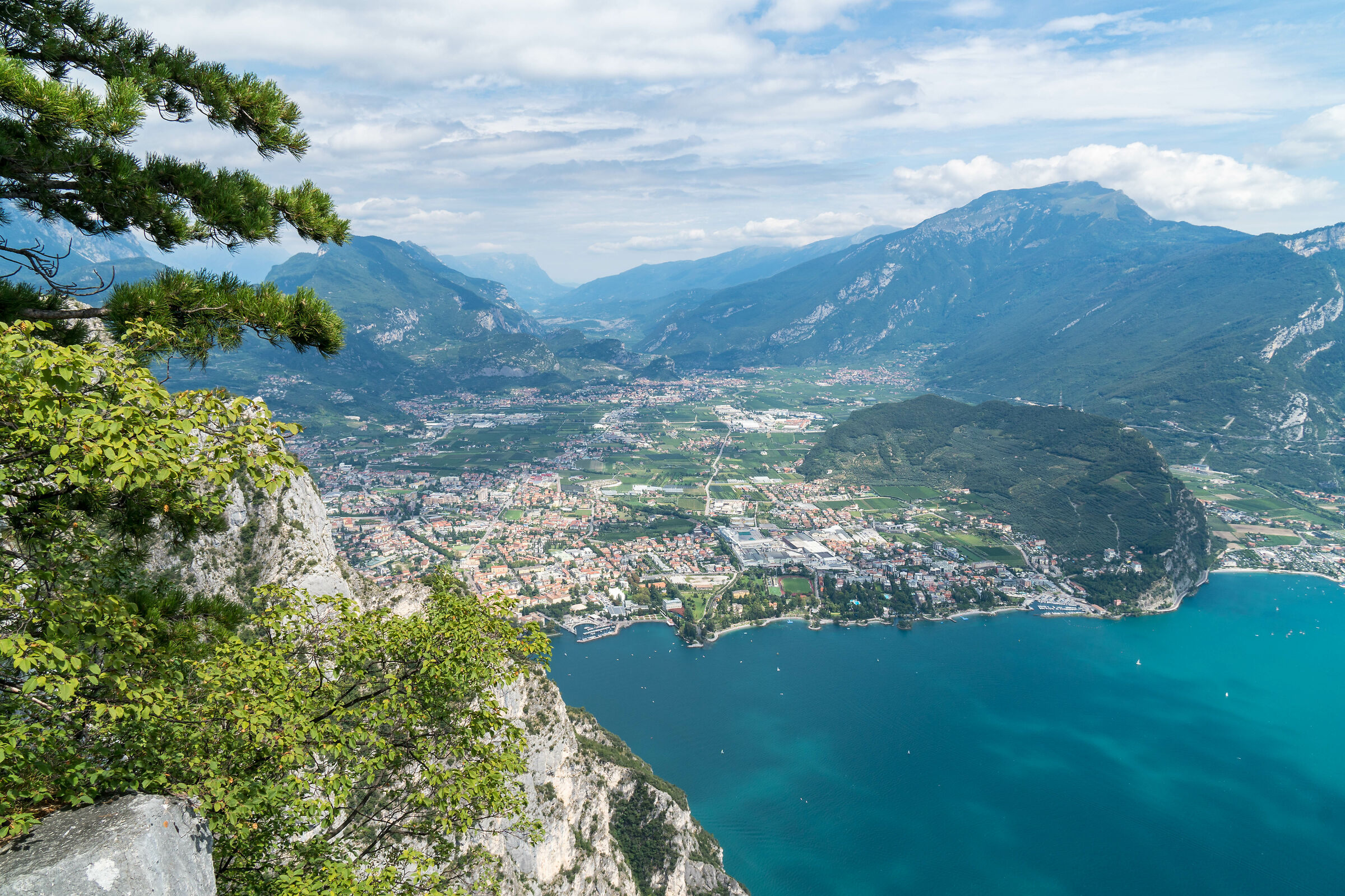 Riva del Garda vista da Cima Capi