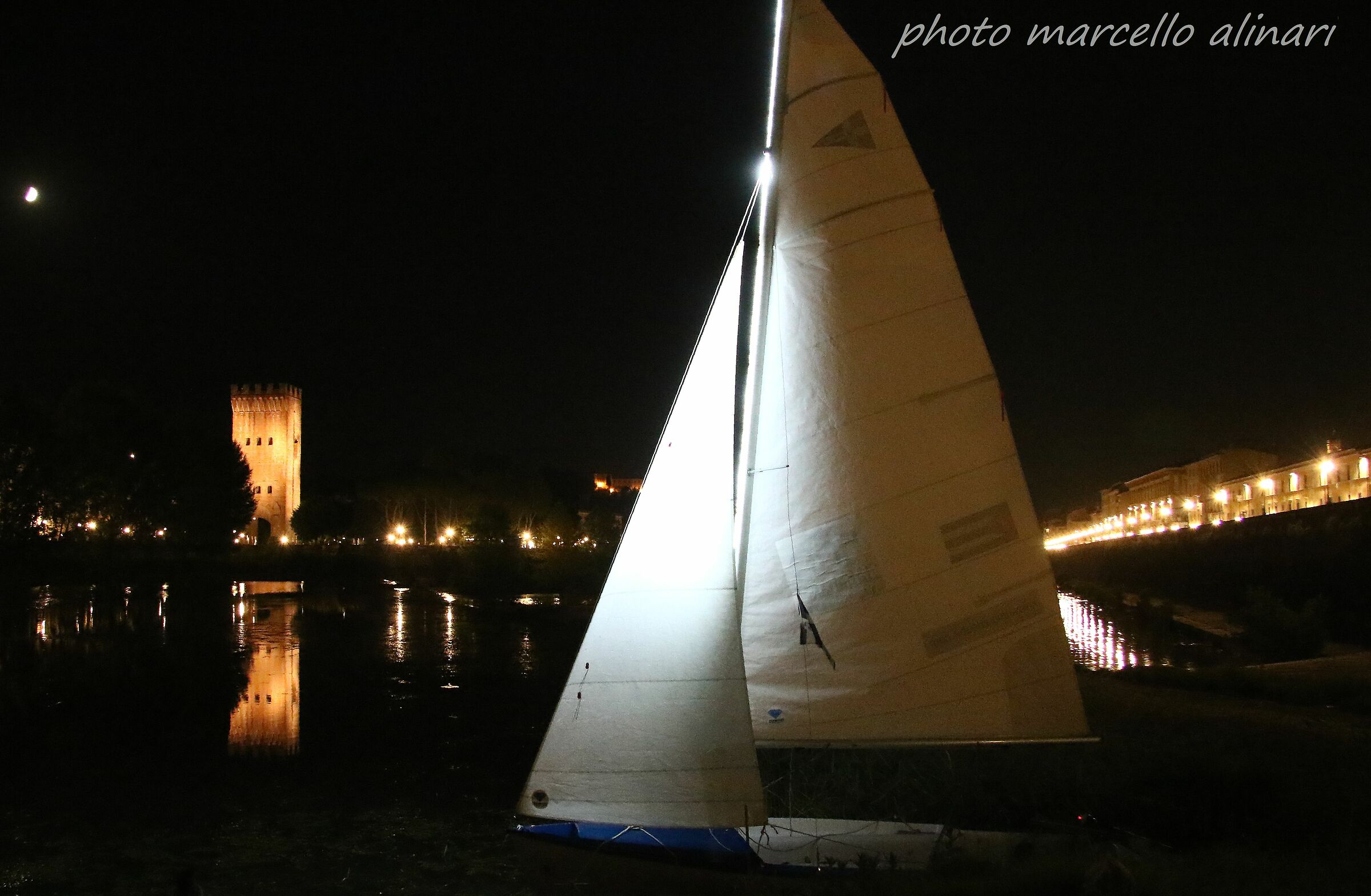 A FIRENZE IN BARCA TO NIGHT