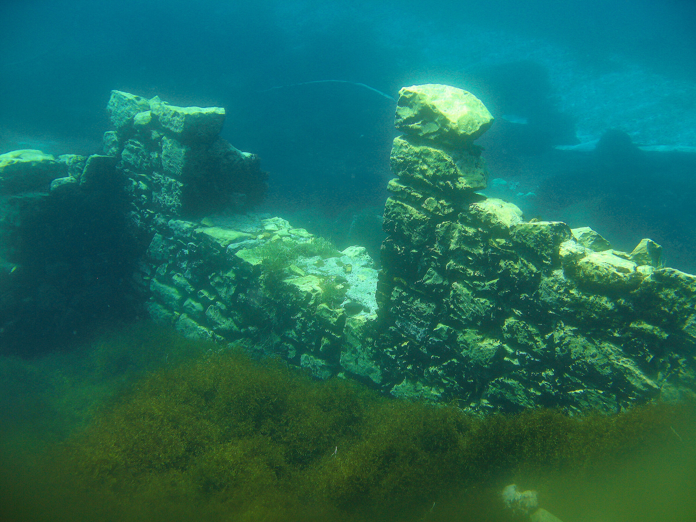 Antiche mura sommerse