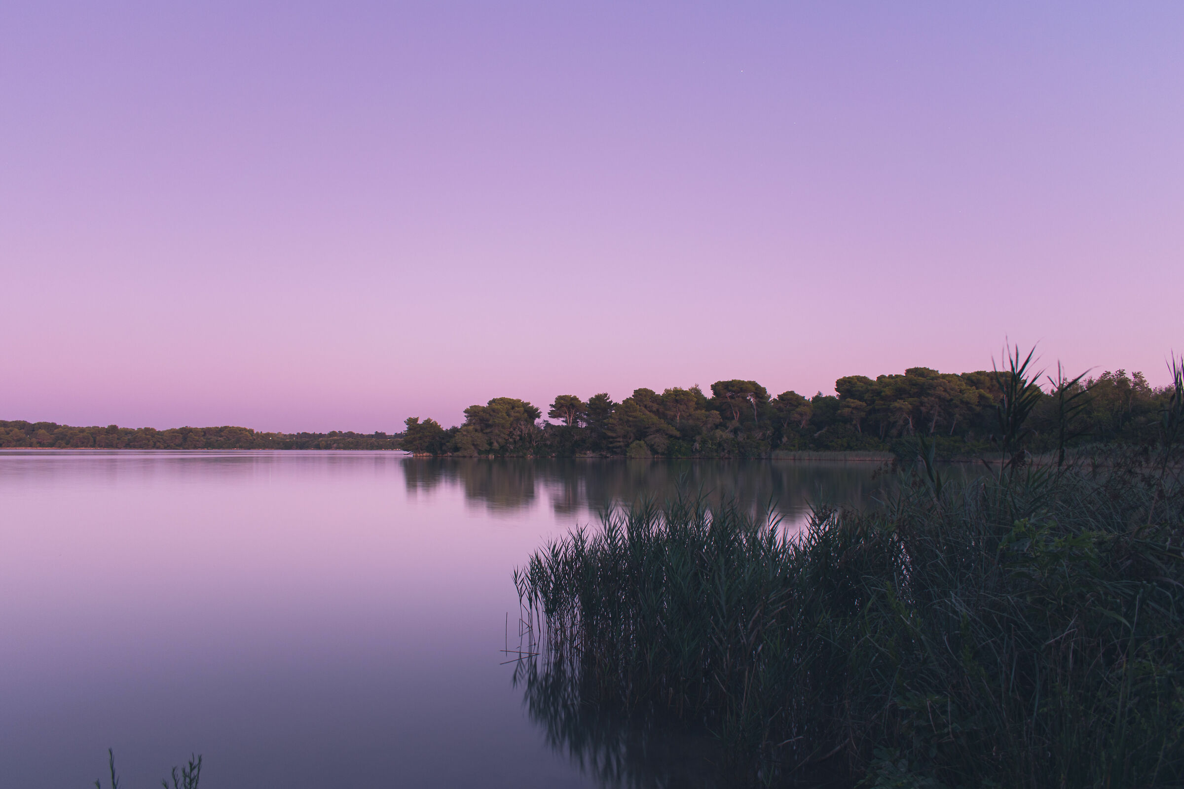 Laghi alimini in un tramonto viola
