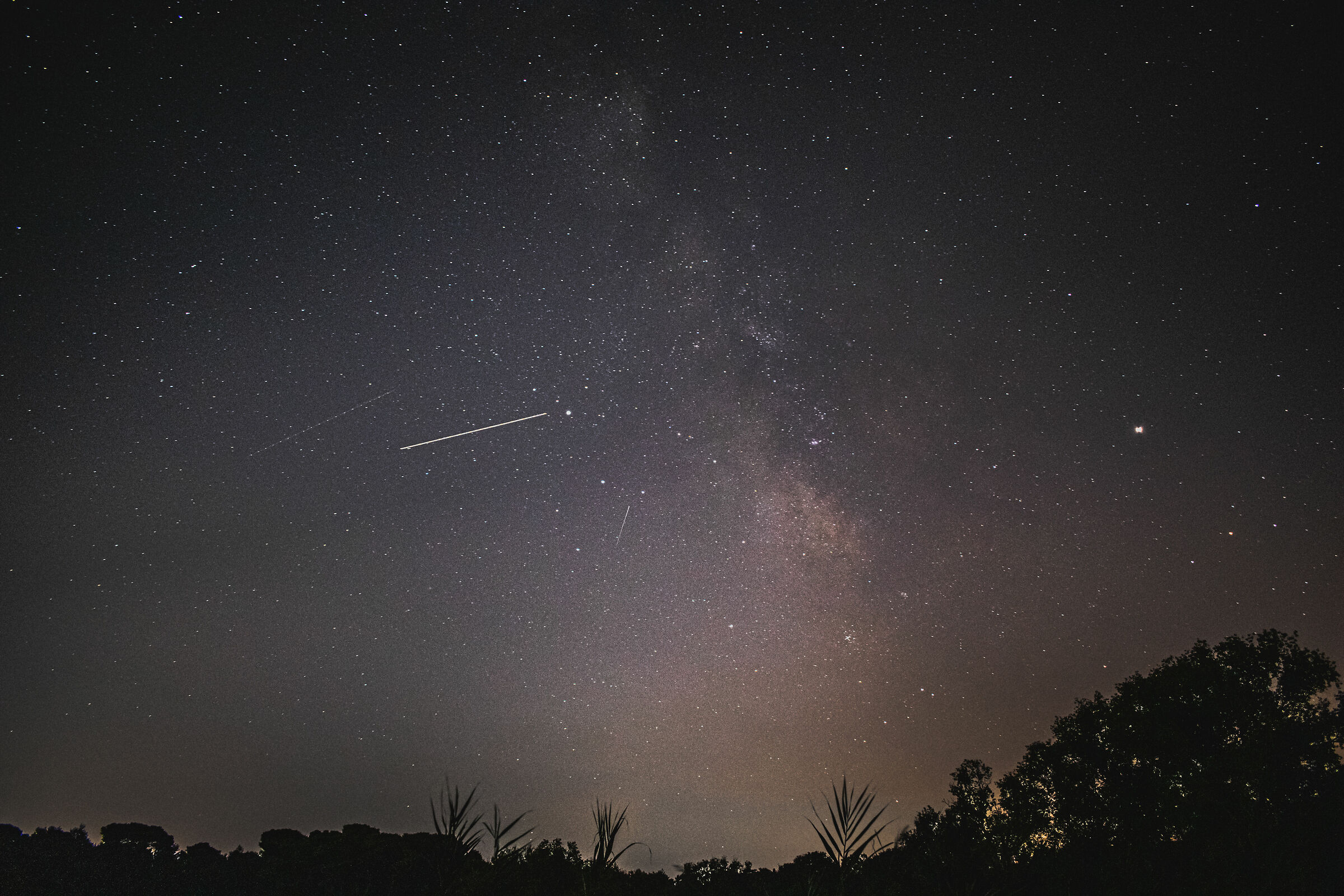 Aerei e Comete si incrociano sotto la via Lattea