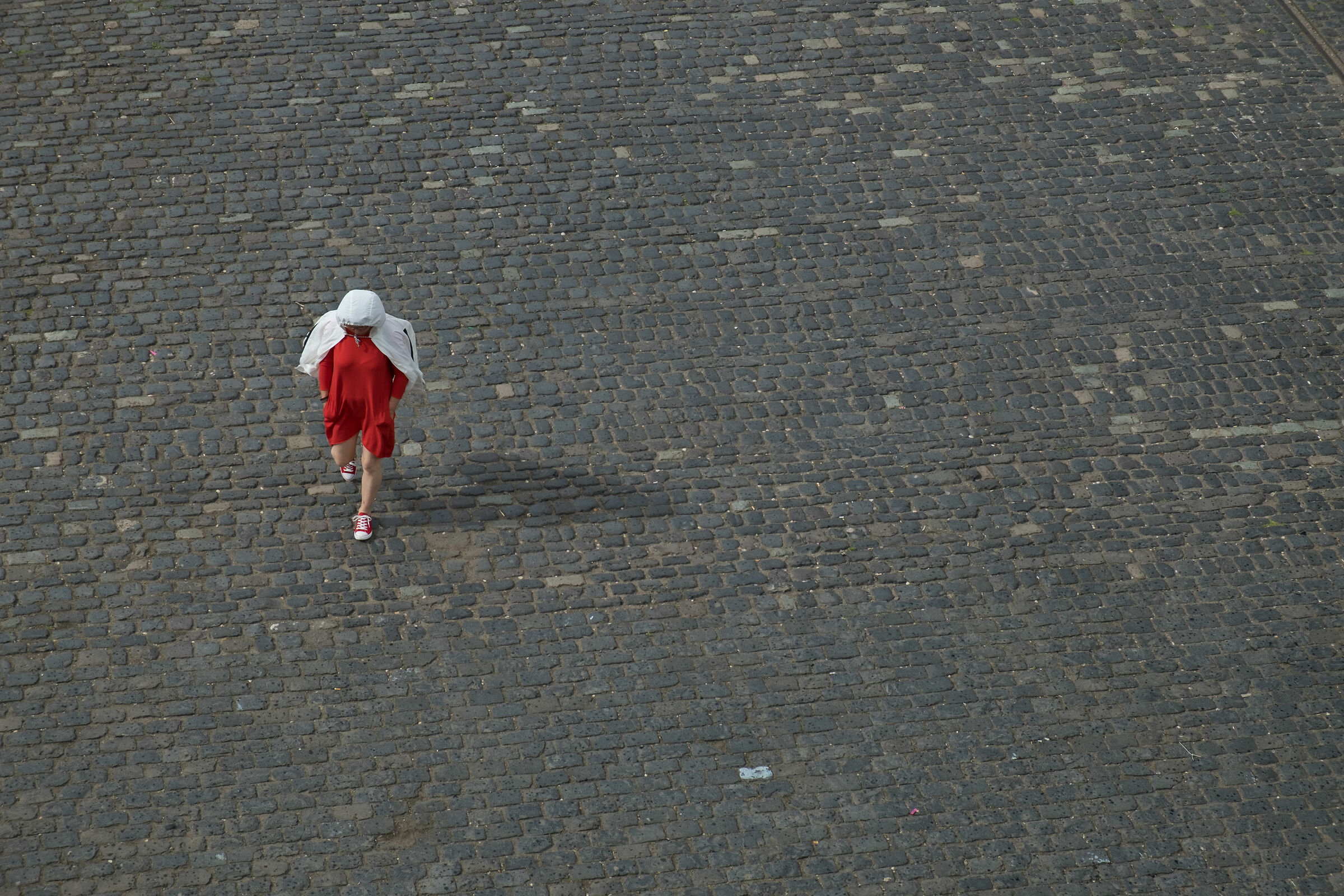 The woman in white-red