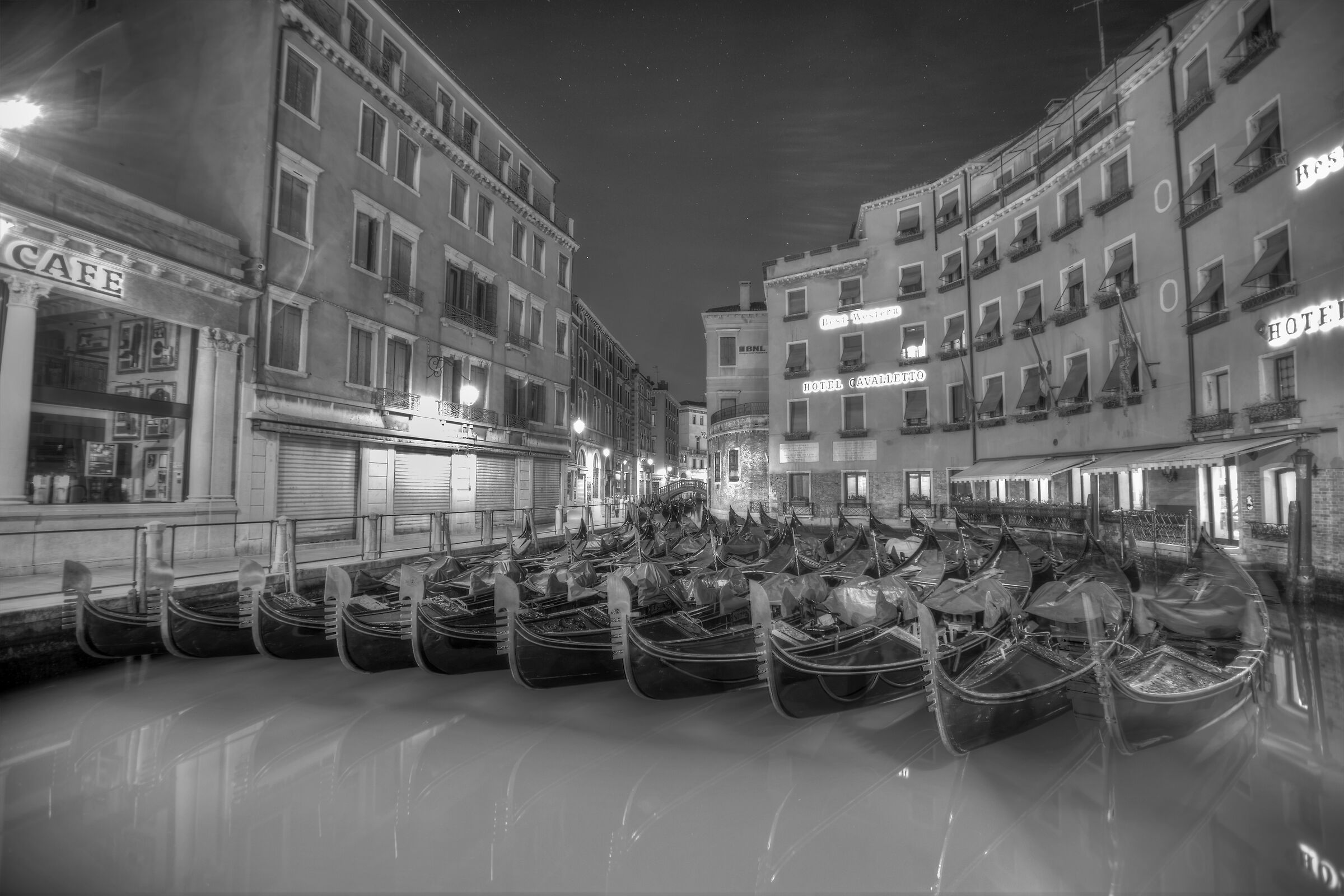 it's night.... sleep the gondolas