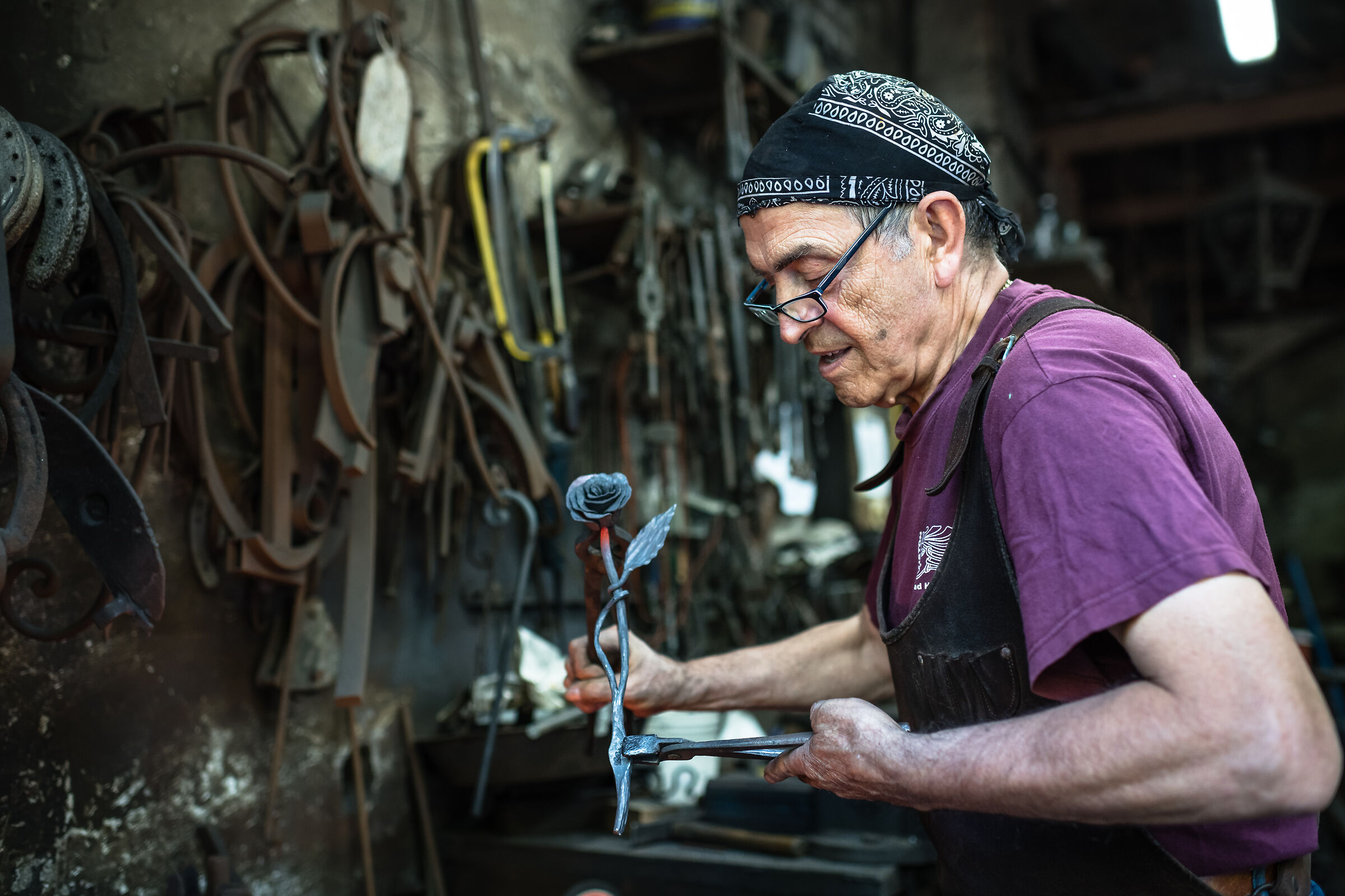 And of the rose only lacked the scent