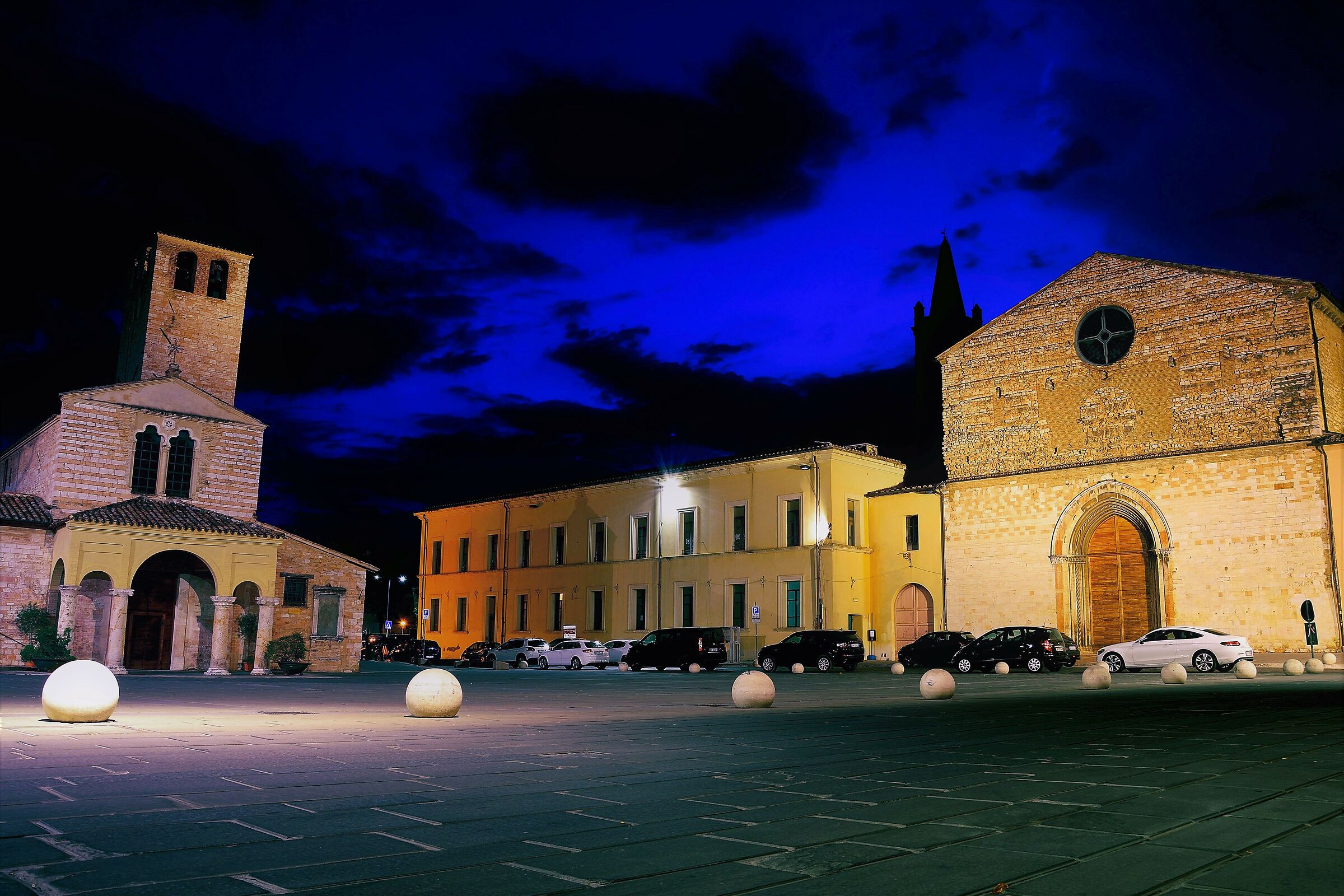 Foligno, piazza San Domenico all' ora blu
