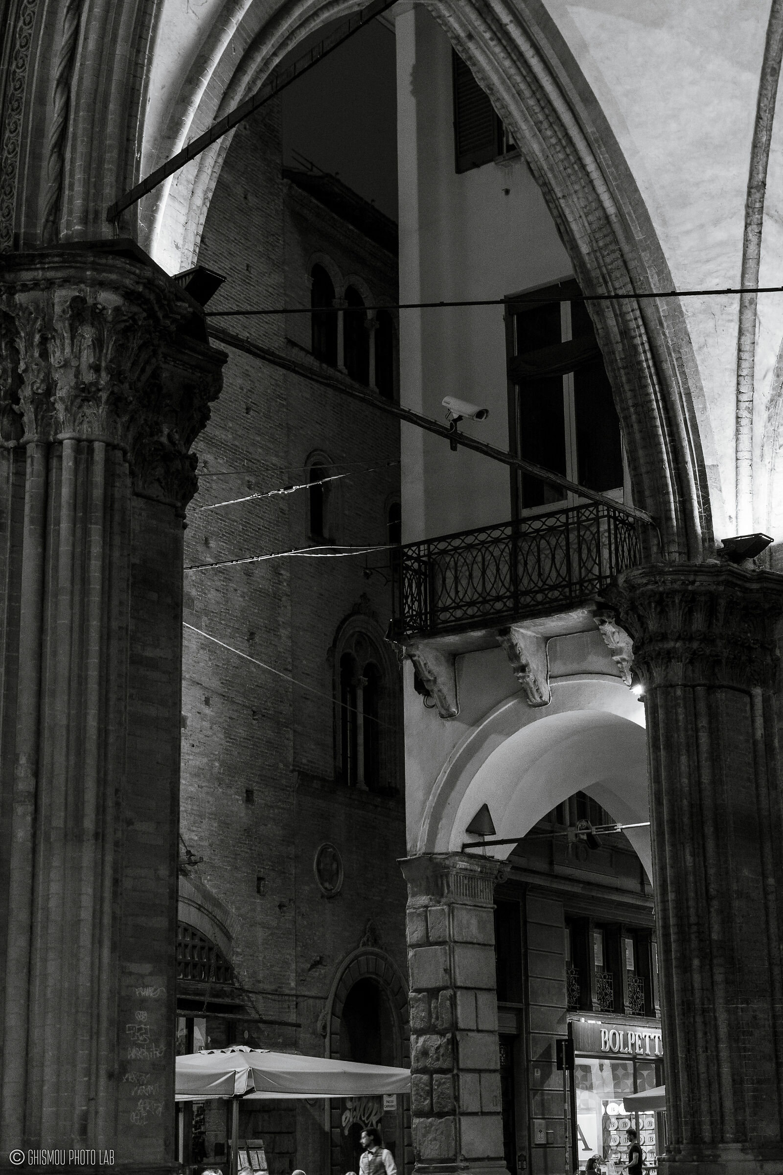 Simmetrie sbagliate, Piazza della Mercanzia