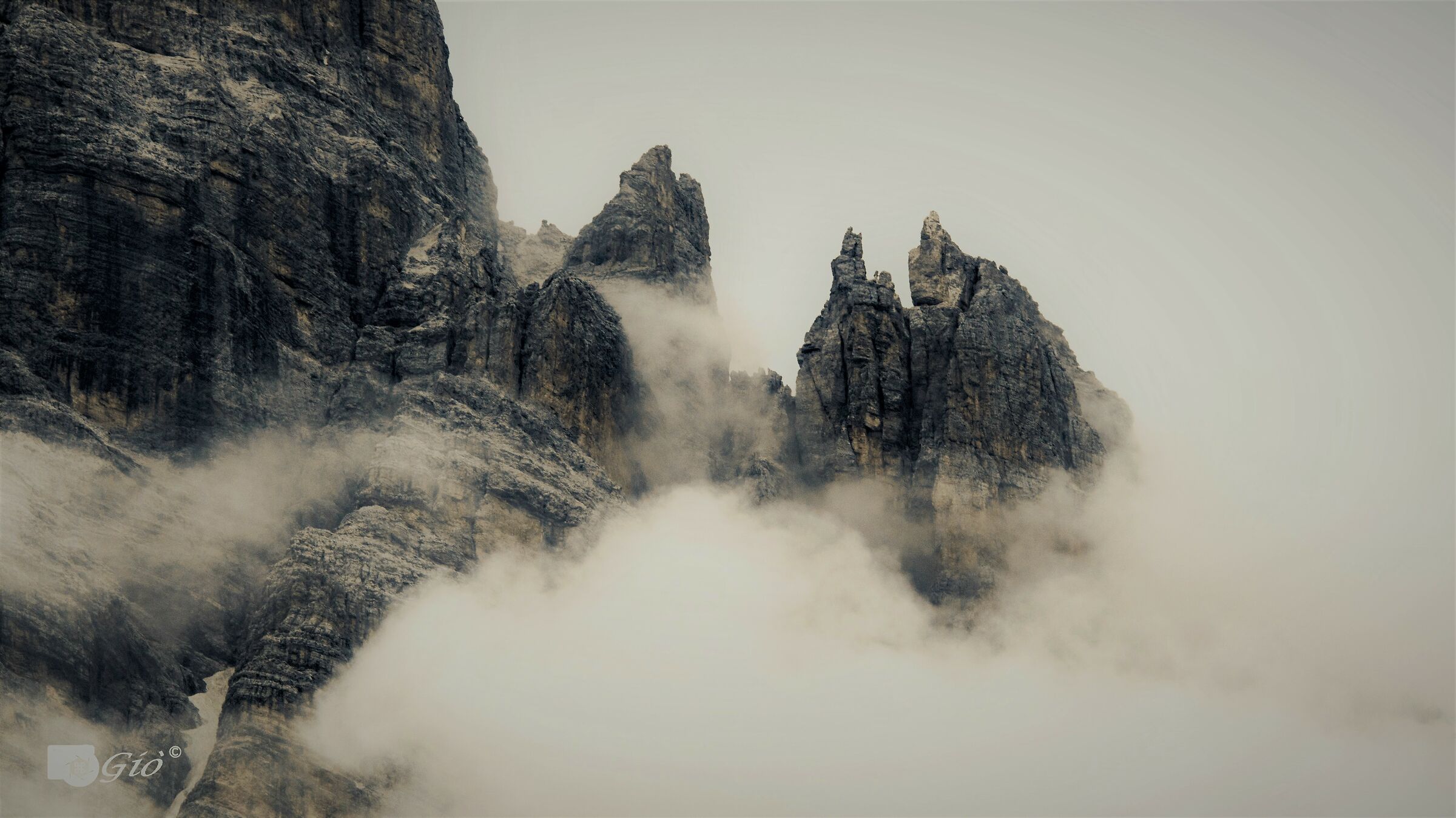 Pocol (Bl)  cima dolomitica durante un temporale